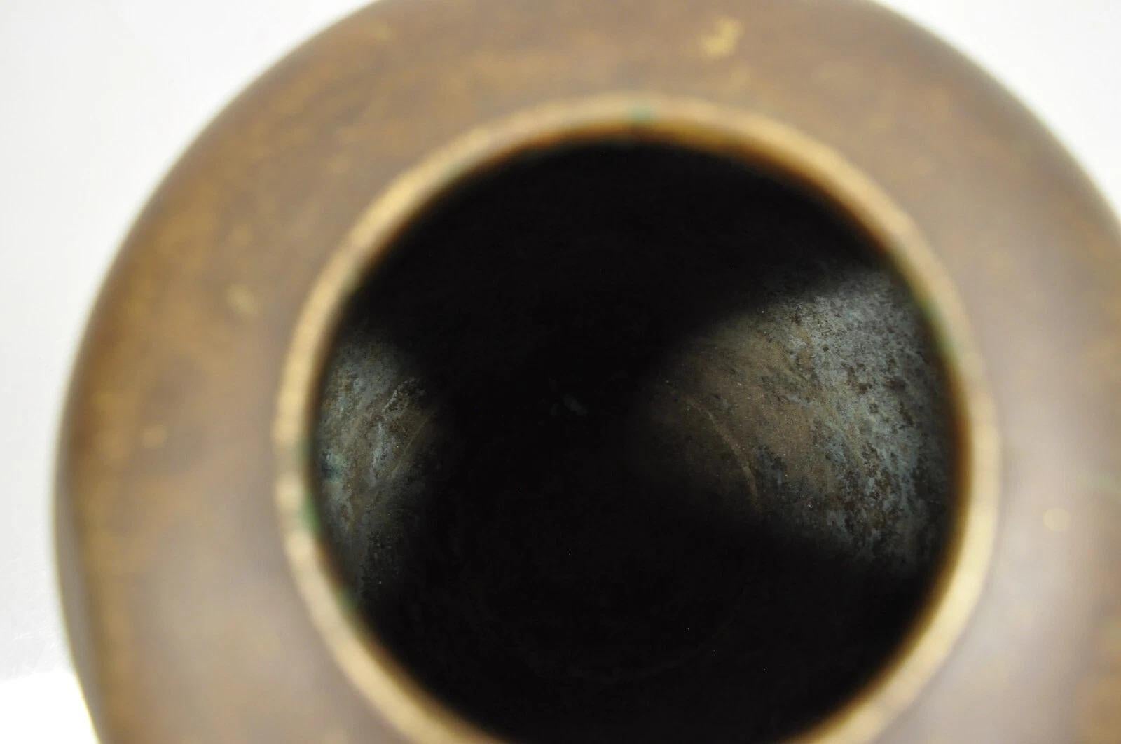 Bronzo Vaso di bronzo cinese d'epoca, dipinto a mano, con uccello, gru e boccioli di bulbo orientali in vendita