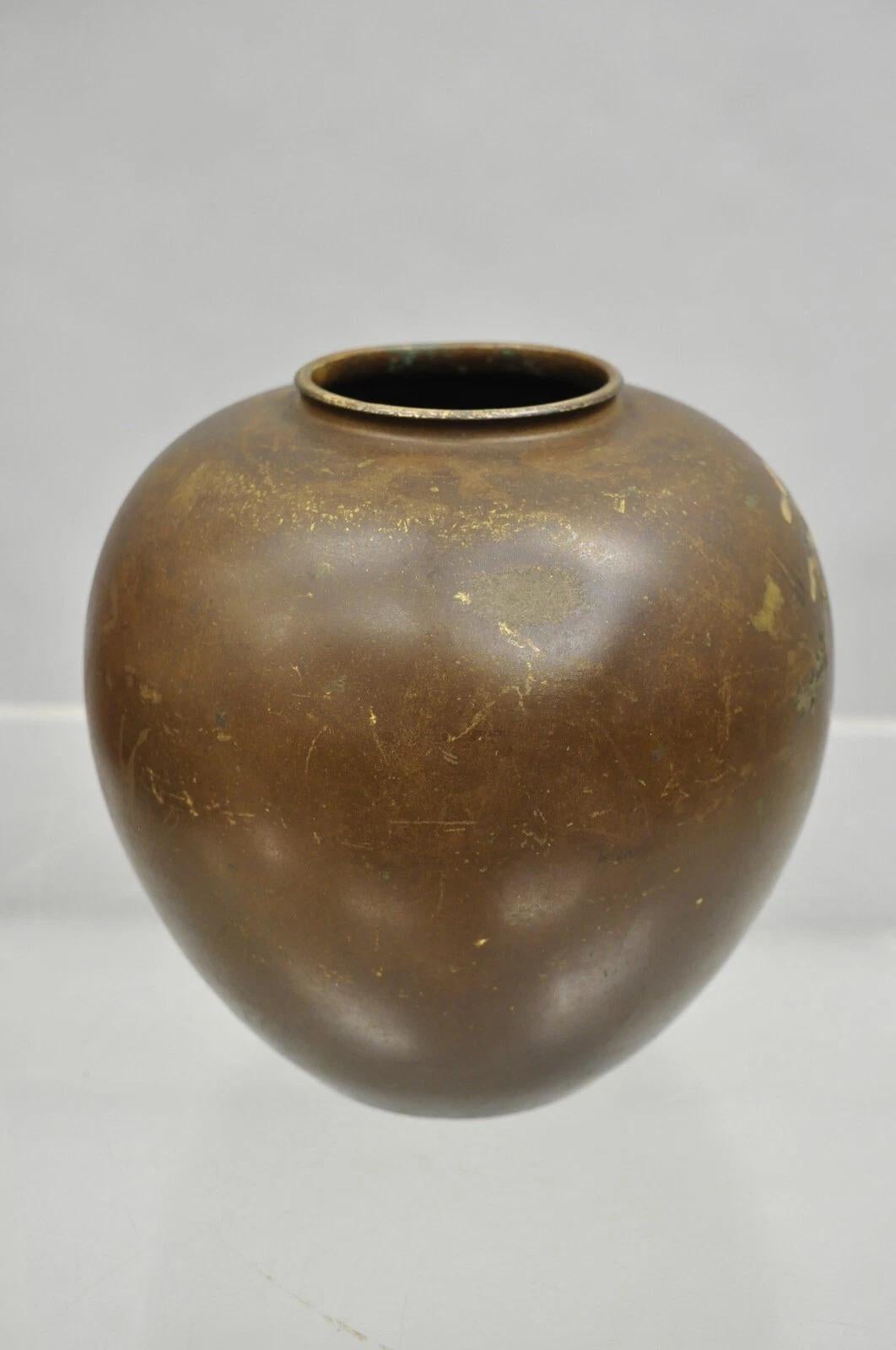 Vaso di bronzo cinese d'epoca, dipinto a mano, con uccello, gru e boccioli di bulbo orientali in vendita 1