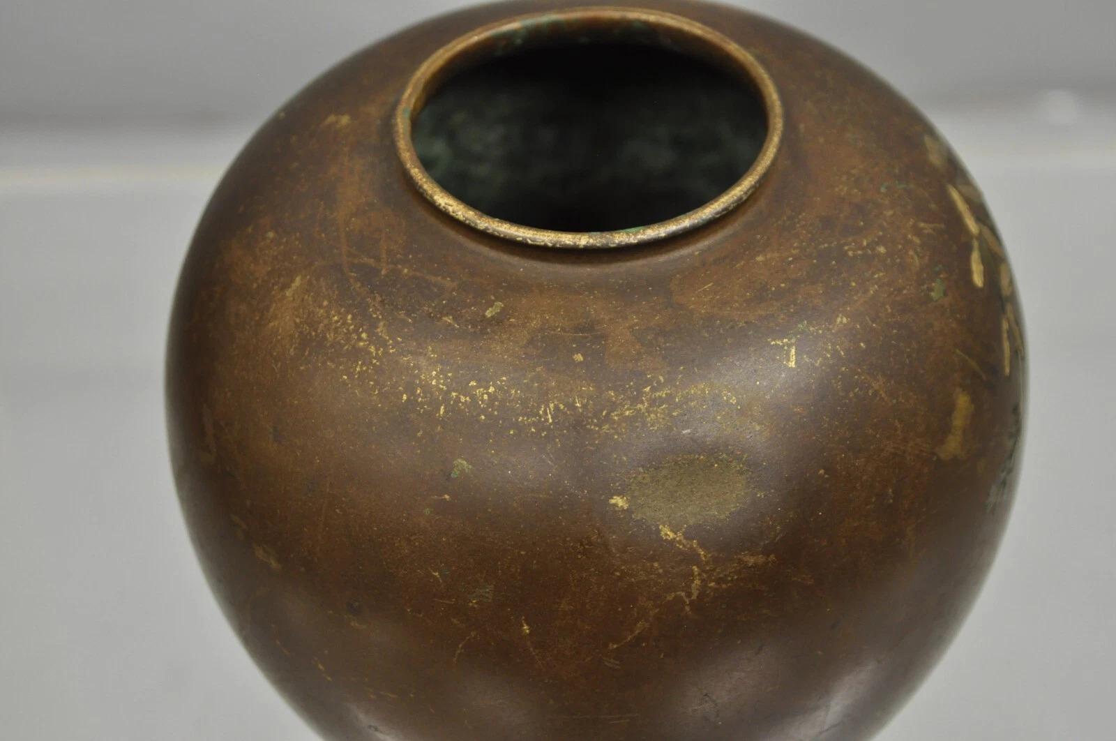 Vaso di bronzo cinese d'epoca, dipinto a mano, con uccello, gru e boccioli di bulbo orientali in vendita 2