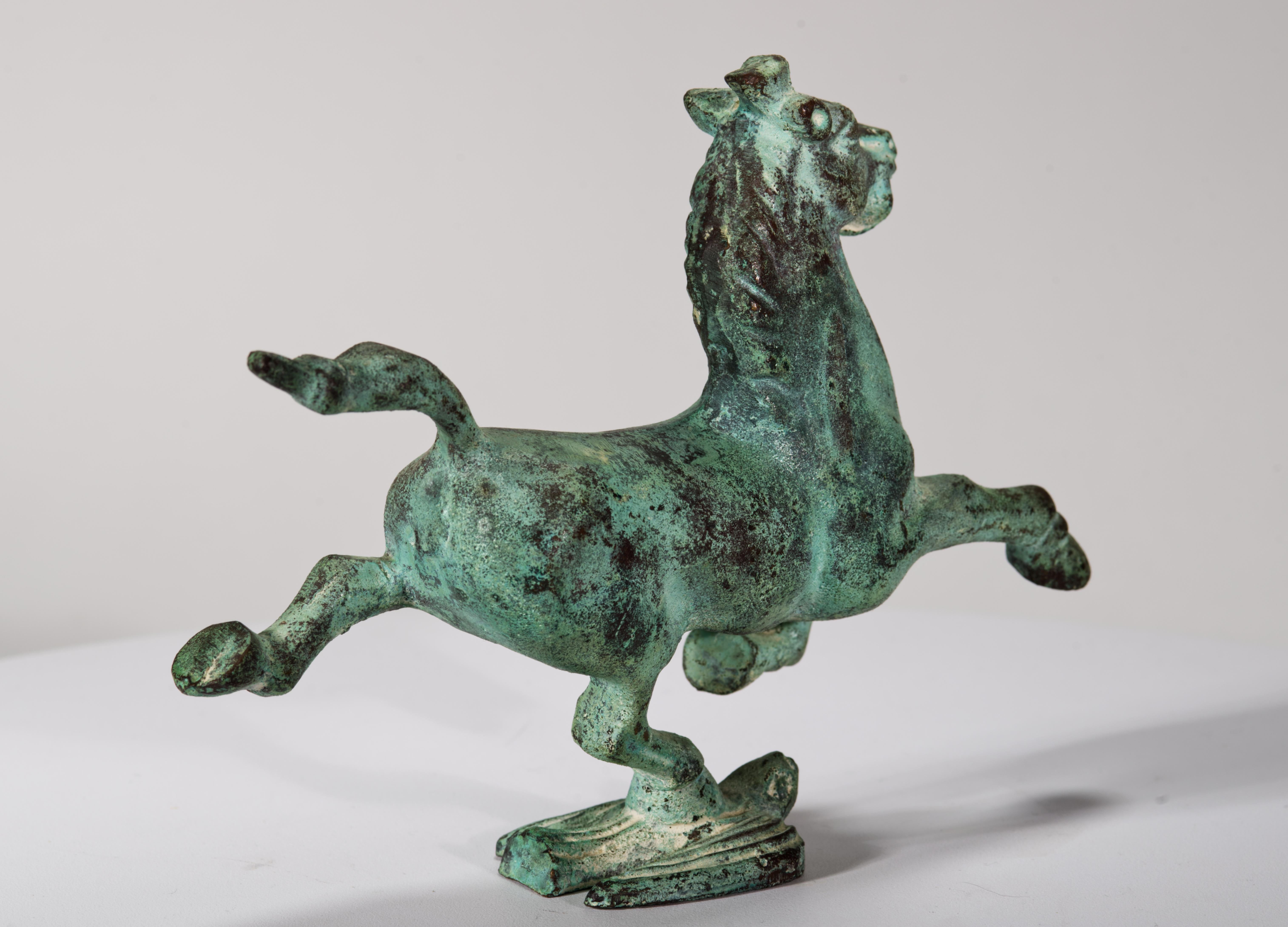 Cavallo cinese d'epoca in bronzo con rondine volante In condizioni buone in vendita a Clifton Springs, NY