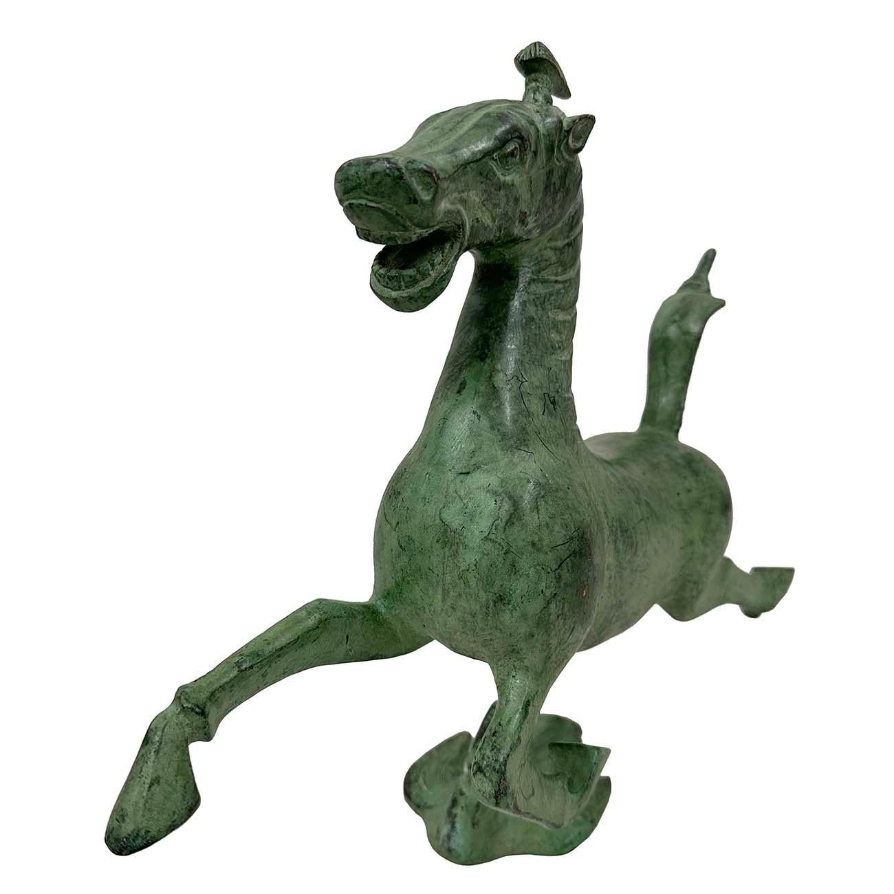 Questo magnifico Cavallo Cinese che calpesta una rondine è stato realizzato in bronzo con un motivo cinese accennato e lavorato a mano. Davvero unico e bellissimo. È originaria della dinastia Han orientale ed è stata scavata solo 70 anni fa da una