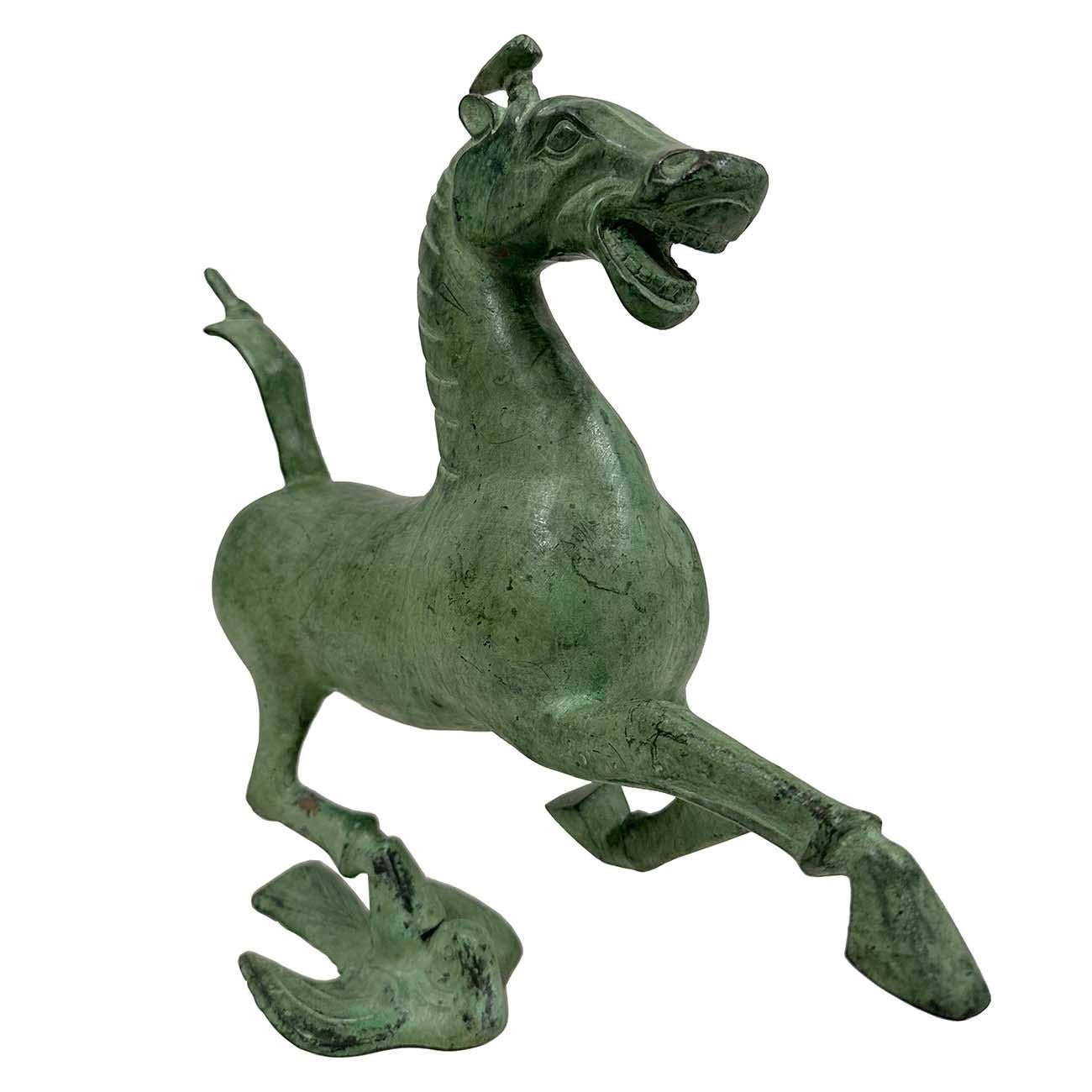 Esportazione cinese Statua di bronzo cinese vintage del cavallo che calpesta una rondine volante in vendita