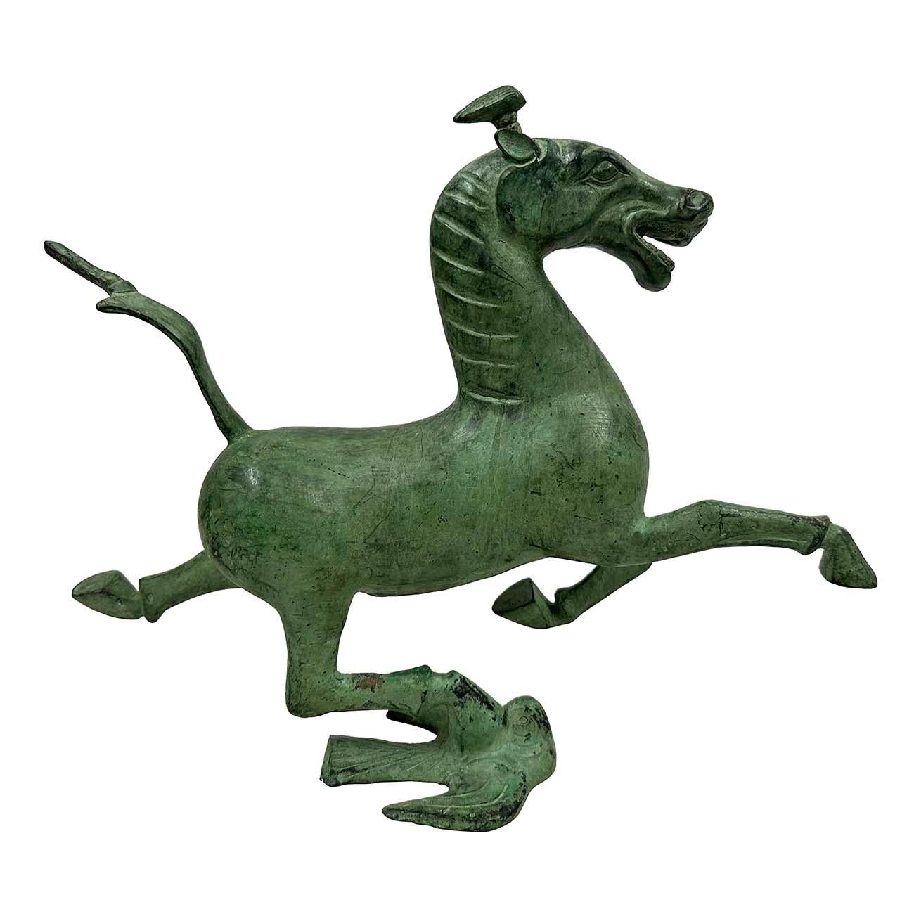 Cinese Statua di bronzo cinese vintage del cavallo che calpesta una rondine volante in vendita