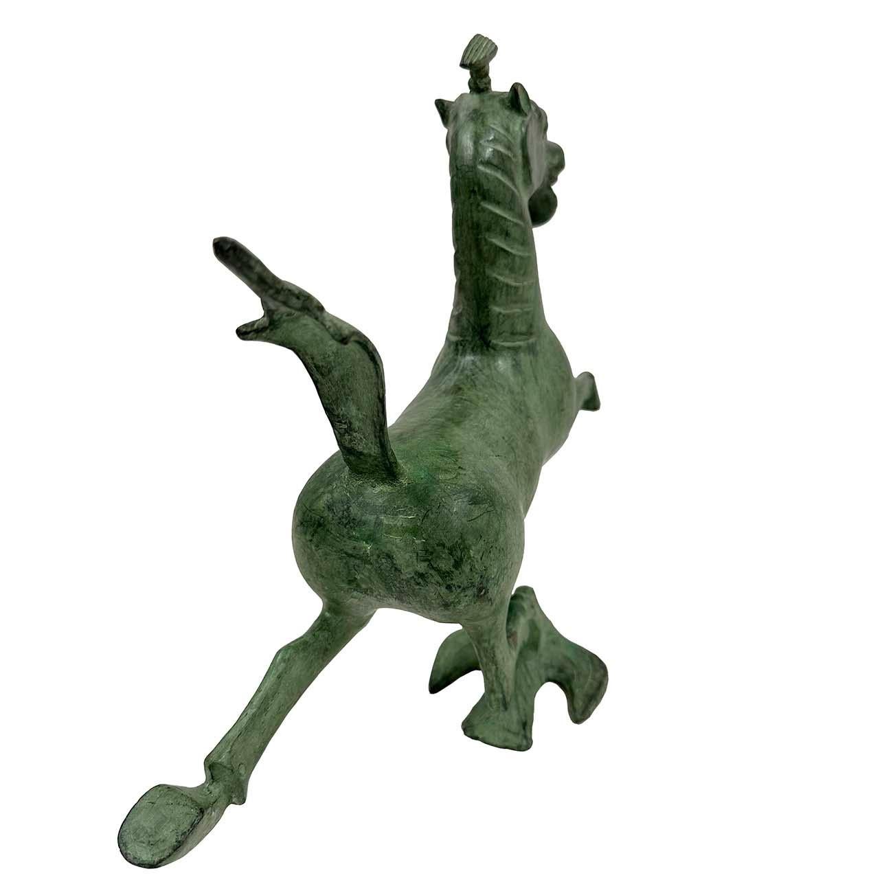 Fatto a mano Statua di bronzo cinese vintage del cavallo che calpesta una rondine volante in vendita