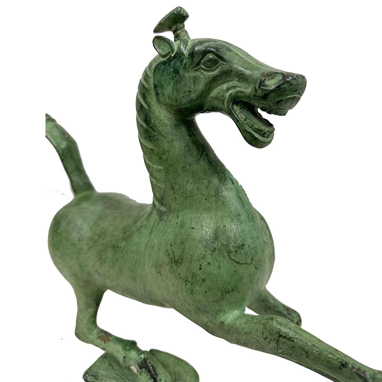 Bronzo Statua di bronzo cinese vintage del cavallo che calpesta una rondine volante in vendita