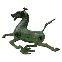 Estatua china vintage de bronce de un caballo pisando una golondrina voladora