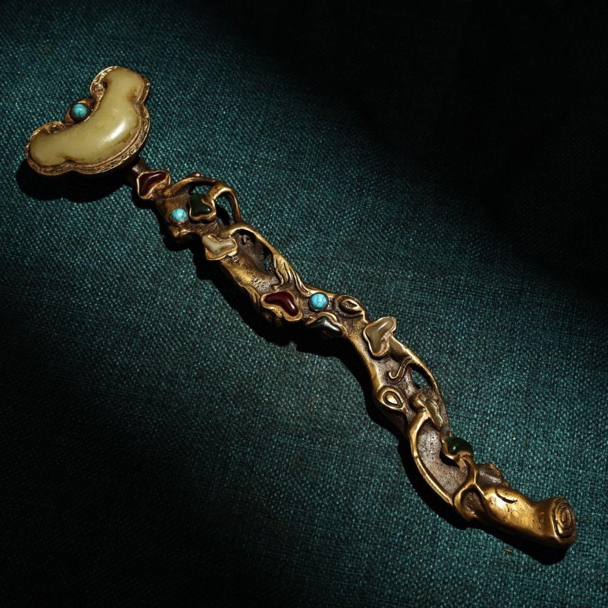 Vintage Chinese Bronze Ruyi with White Jade Lingzhi – A Symbol of Power, Longevity, and Prosperity

This Vintage Chinese Bronze Ruyi with White Jade Lingzhi is a stunning and symbolic artifact that combines the rich cultural heritage of ancient