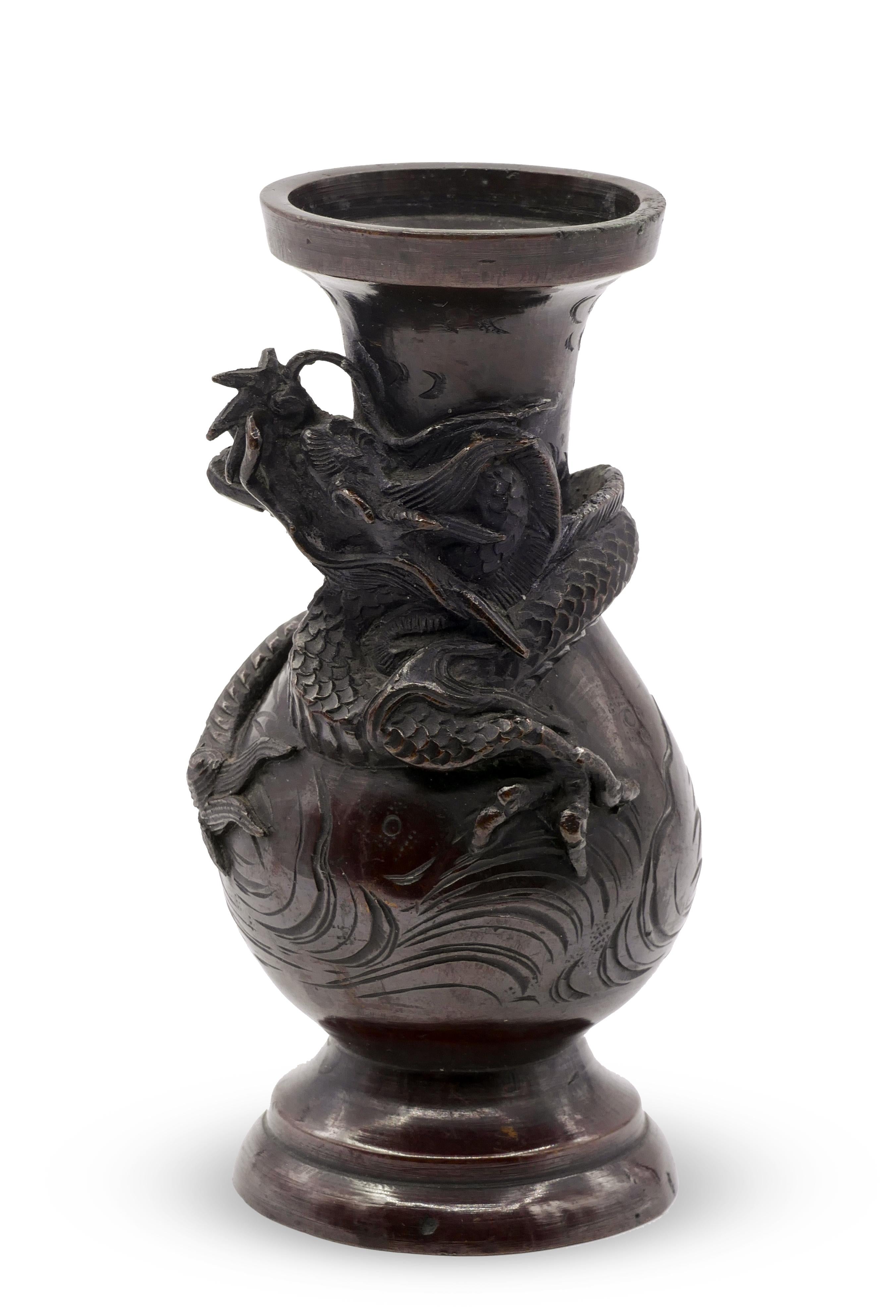 This bronze vase with dragon is a beautiful bronze vase with a brown patina, with a superb relief decoration with dragon. 
Realized in China at the beginning of the 20th century.

In excellent conditions.