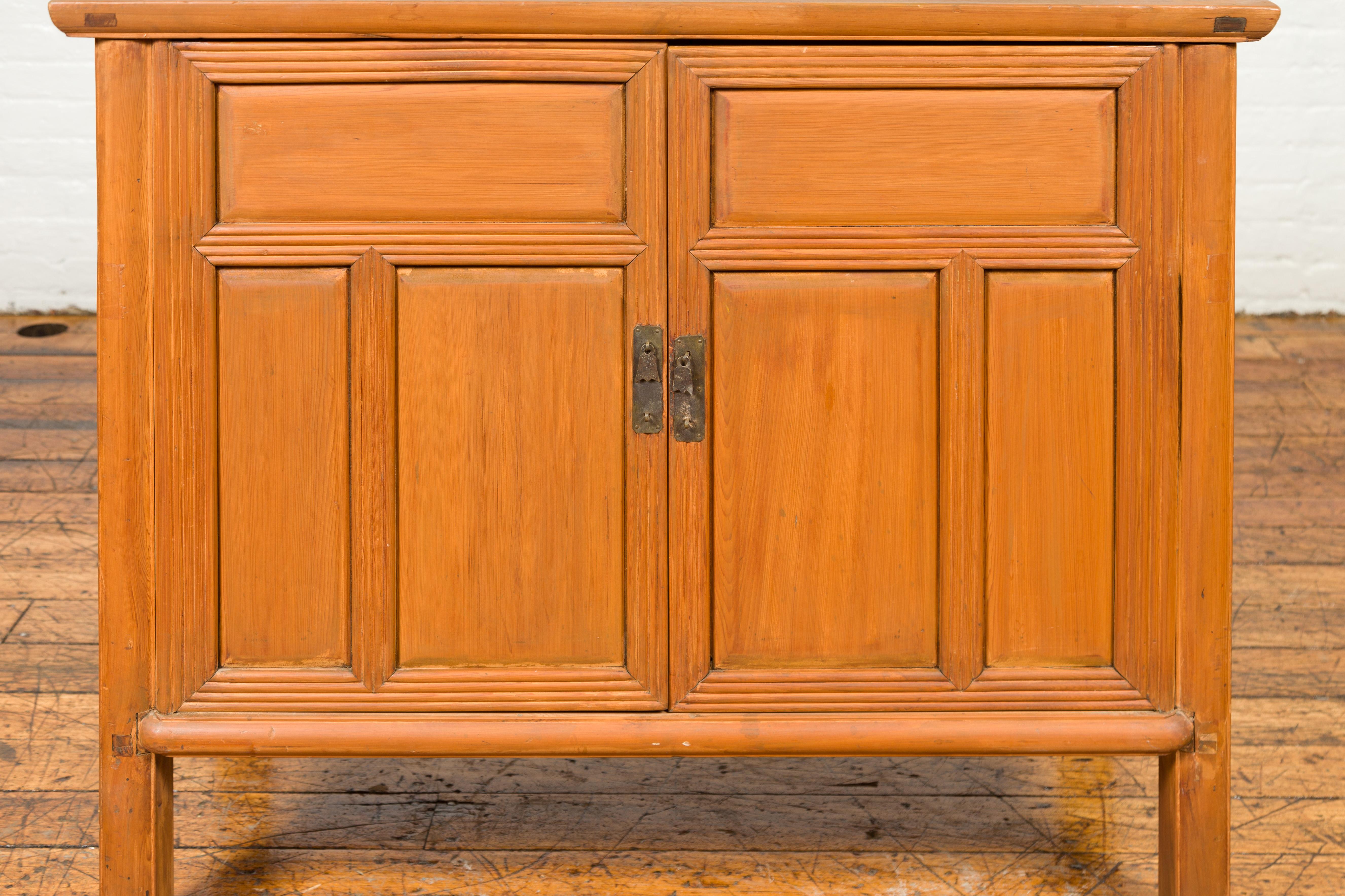 Buffet chinois vintage avec portes à panneaux:: tiroirs cachés et patine naturelle en vente 1