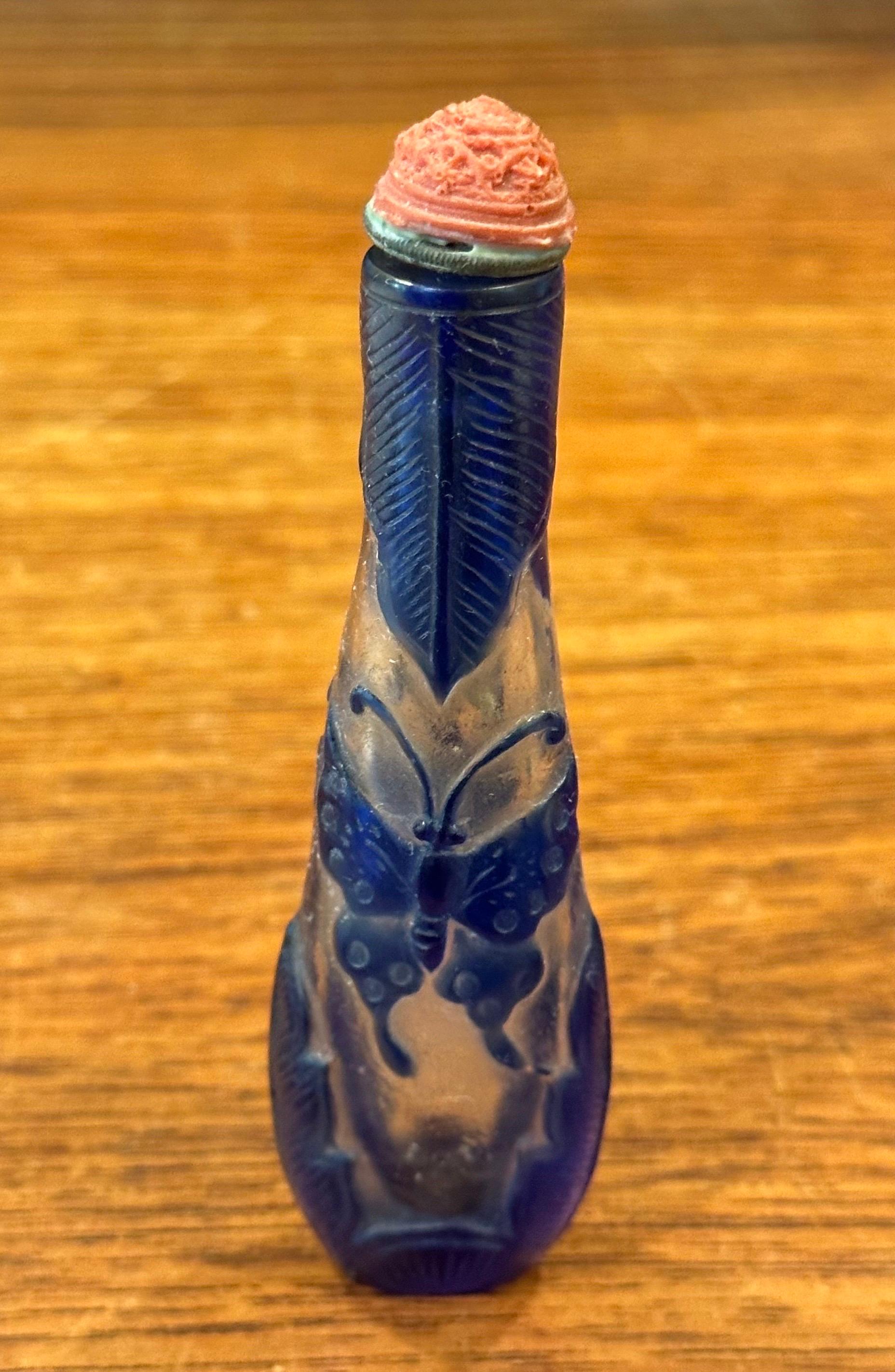 Bouteille à priser chinoise en verre bleu avec relief de papillon en vente 2