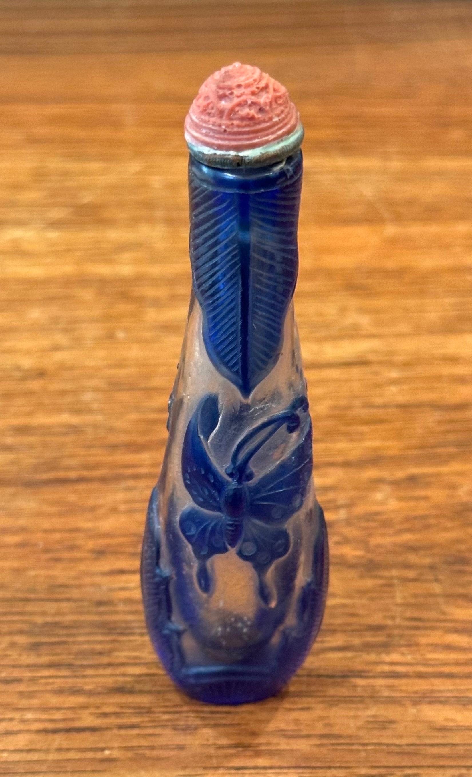 Bouteille à priser chinoise en verre bleu avec relief de papillon en vente 3