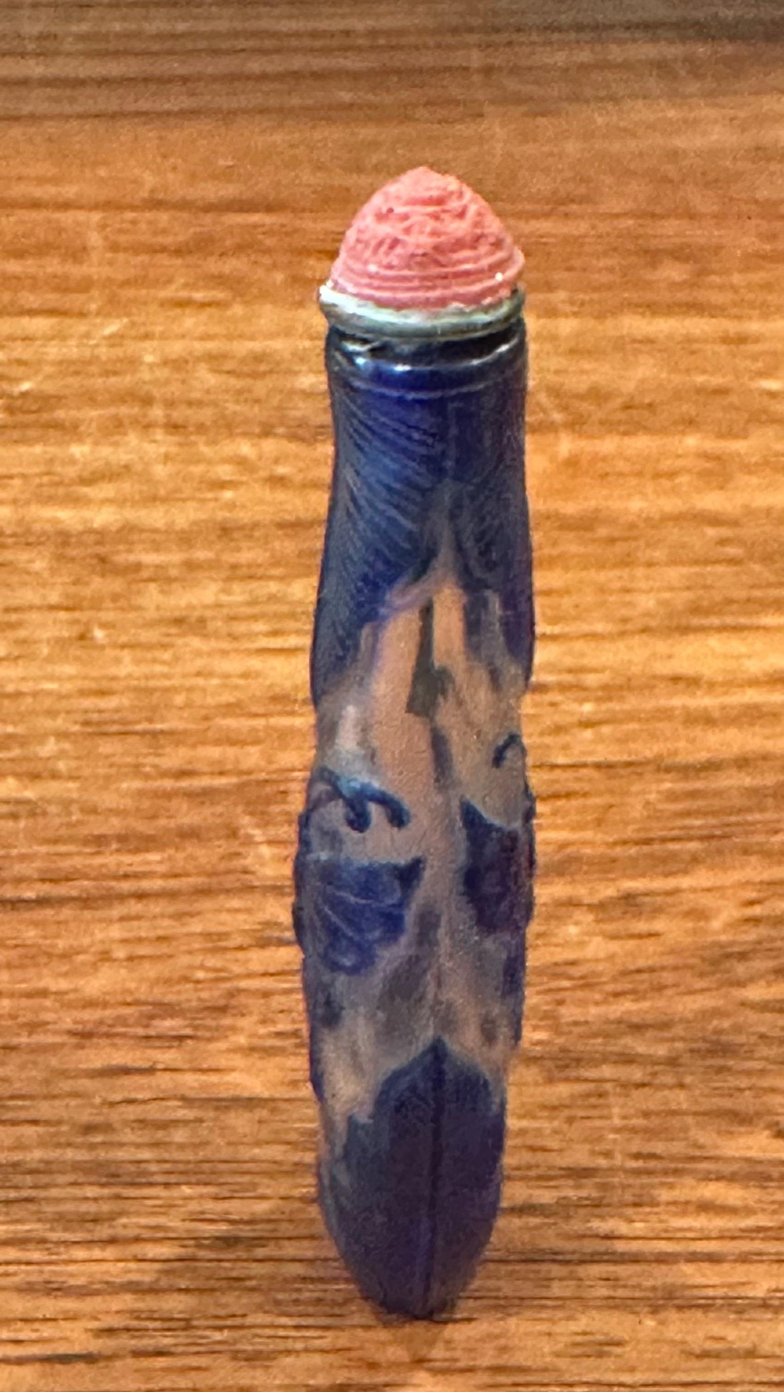 Bouteille à priser chinoise en verre bleu avec relief de papillon en vente 4