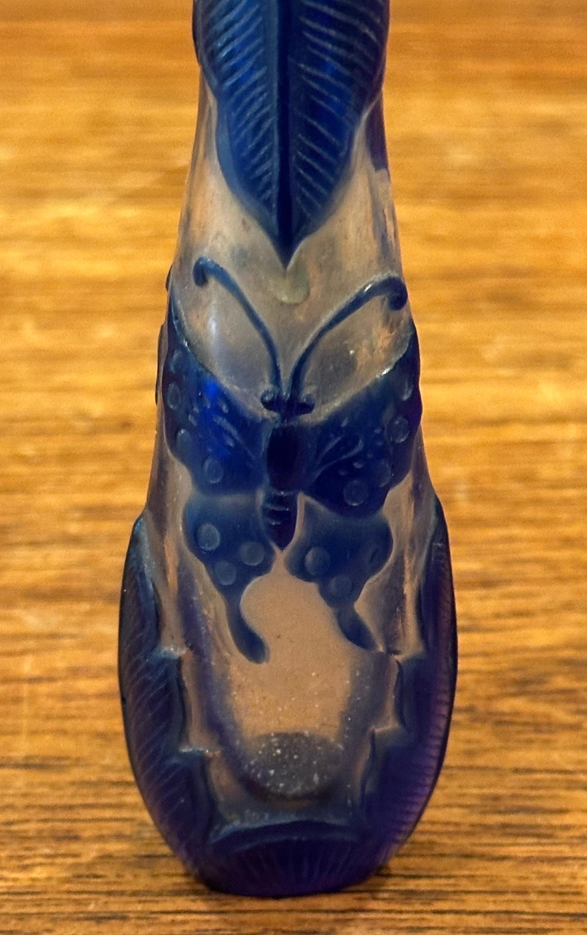 Bouteille à priser chinoise en verre bleu avec relief de papillon en vente 5