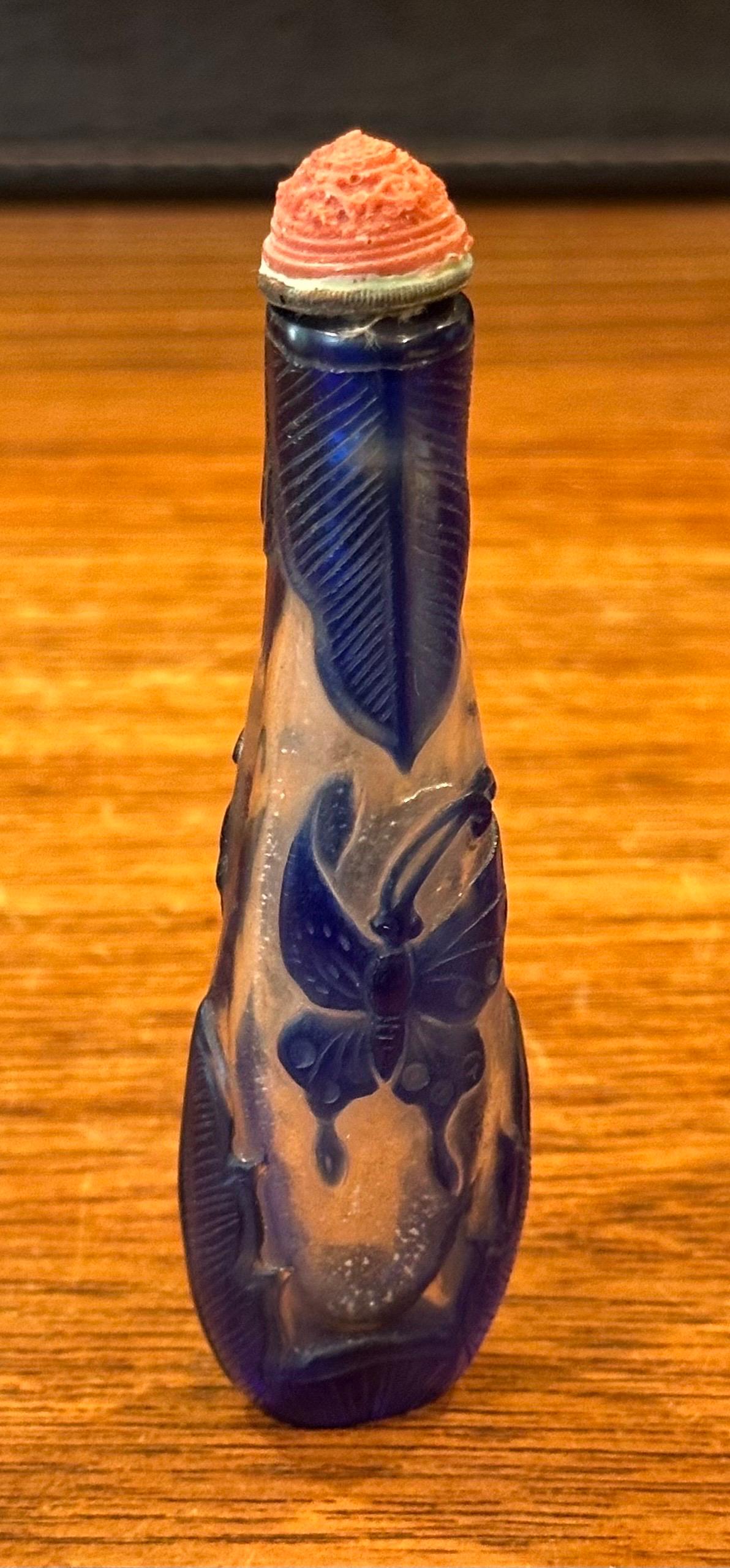 Bouteille à priser chinoise en verre bleu avec relief de papillon en vente 6