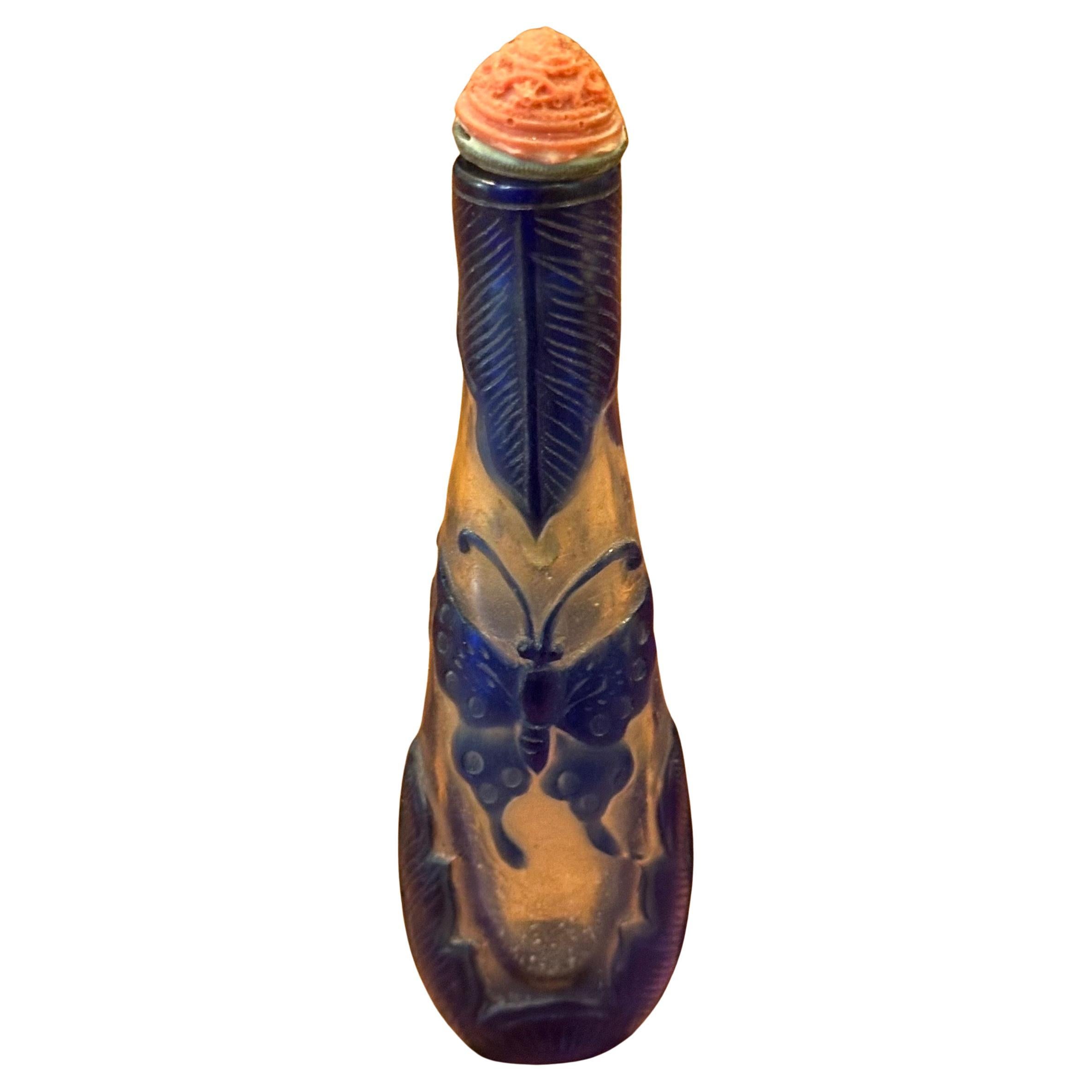Bouteille à priser chinoise en verre bleu avec relief de papillon en vente 8
