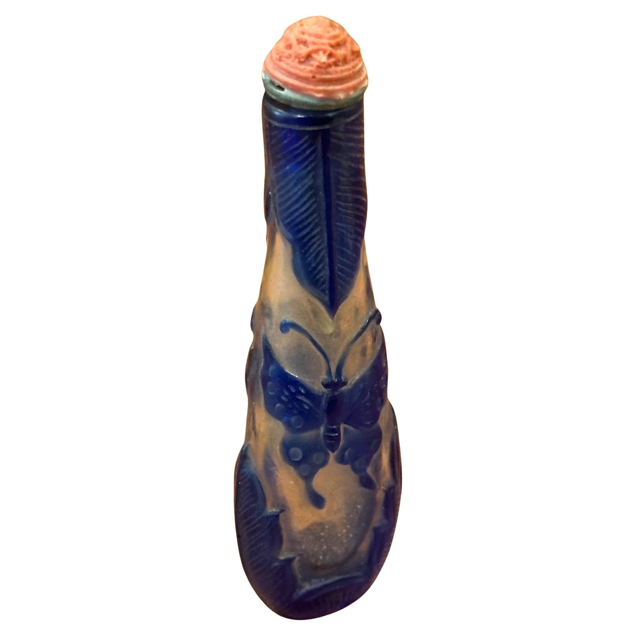 Exportation chinoise Bouteille à priser chinoise en verre bleu avec relief de papillon en vente