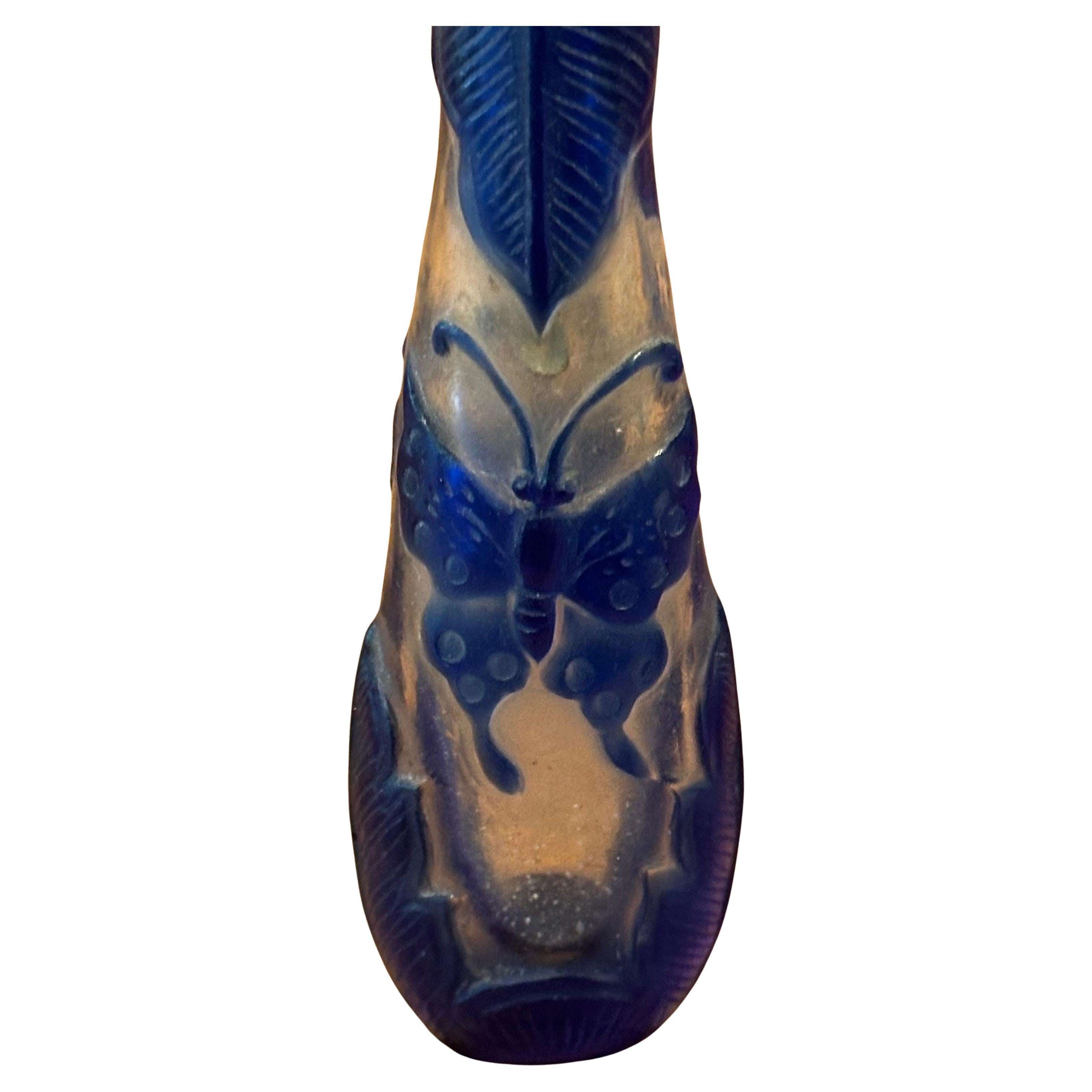 Chinois Bouteille à priser chinoise en verre bleu avec relief de papillon en vente