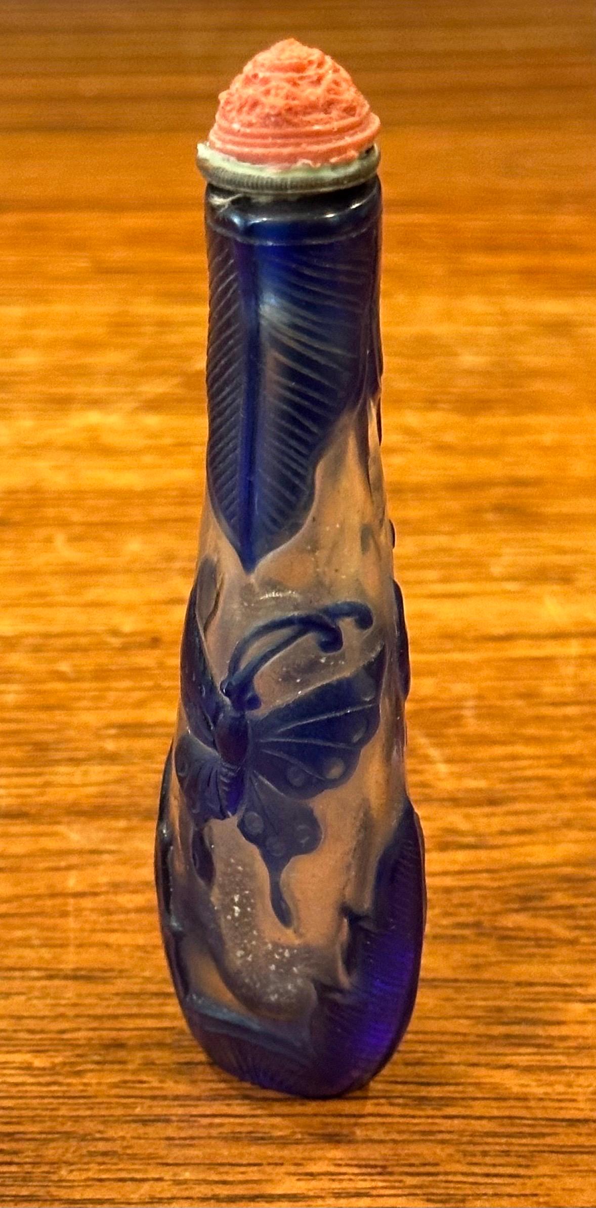 Sculpté Bouteille à priser chinoise en verre bleu avec relief de papillon en vente