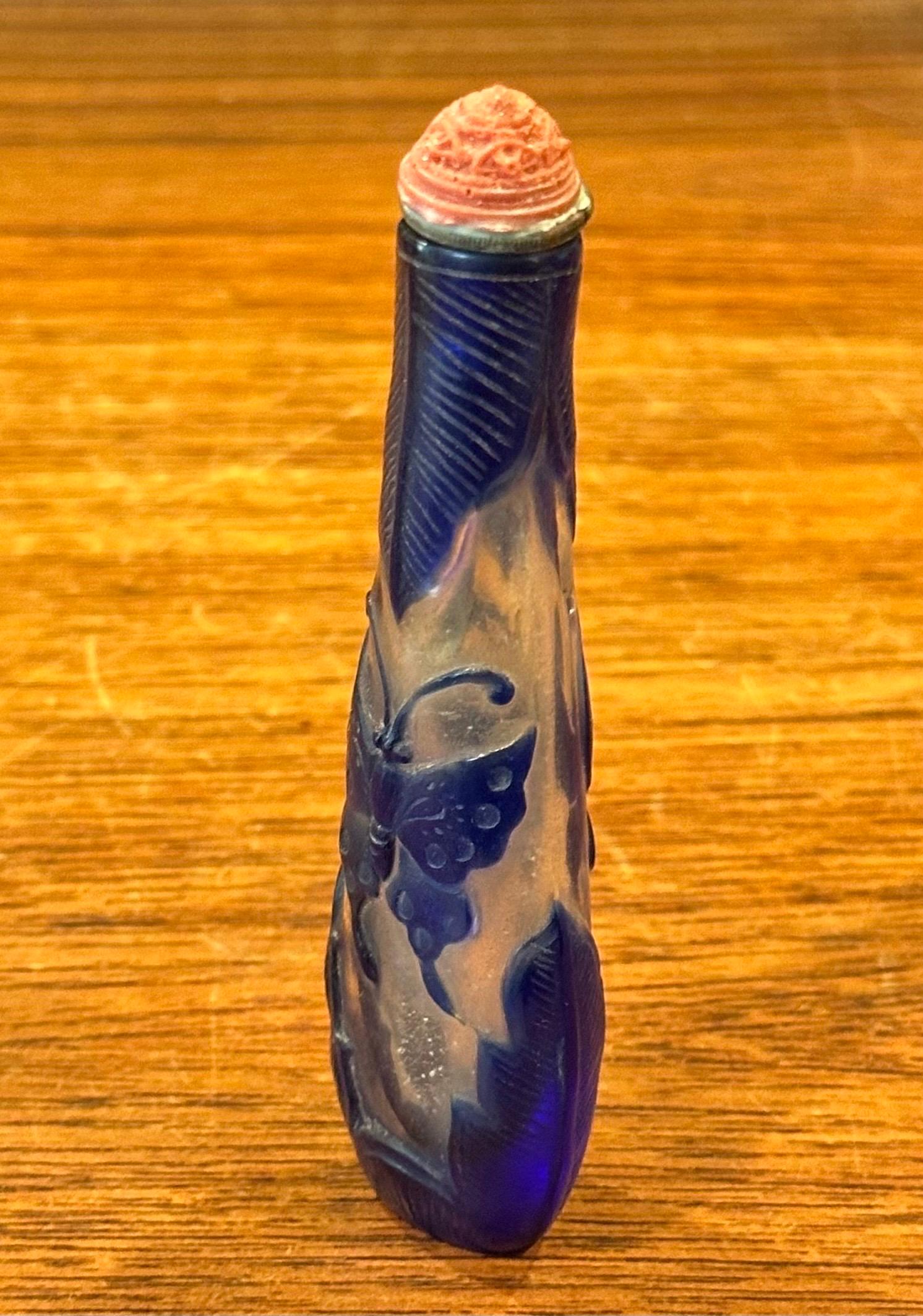 Bouteille à priser chinoise en verre bleu avec relief de papillon Bon état - En vente à San Diego, CA