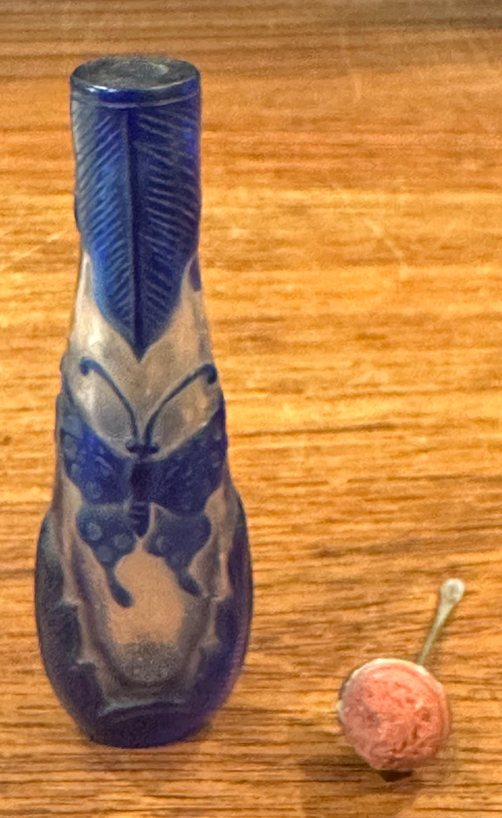 20ième siècle Bouteille à priser chinoise en verre bleu avec relief de papillon en vente