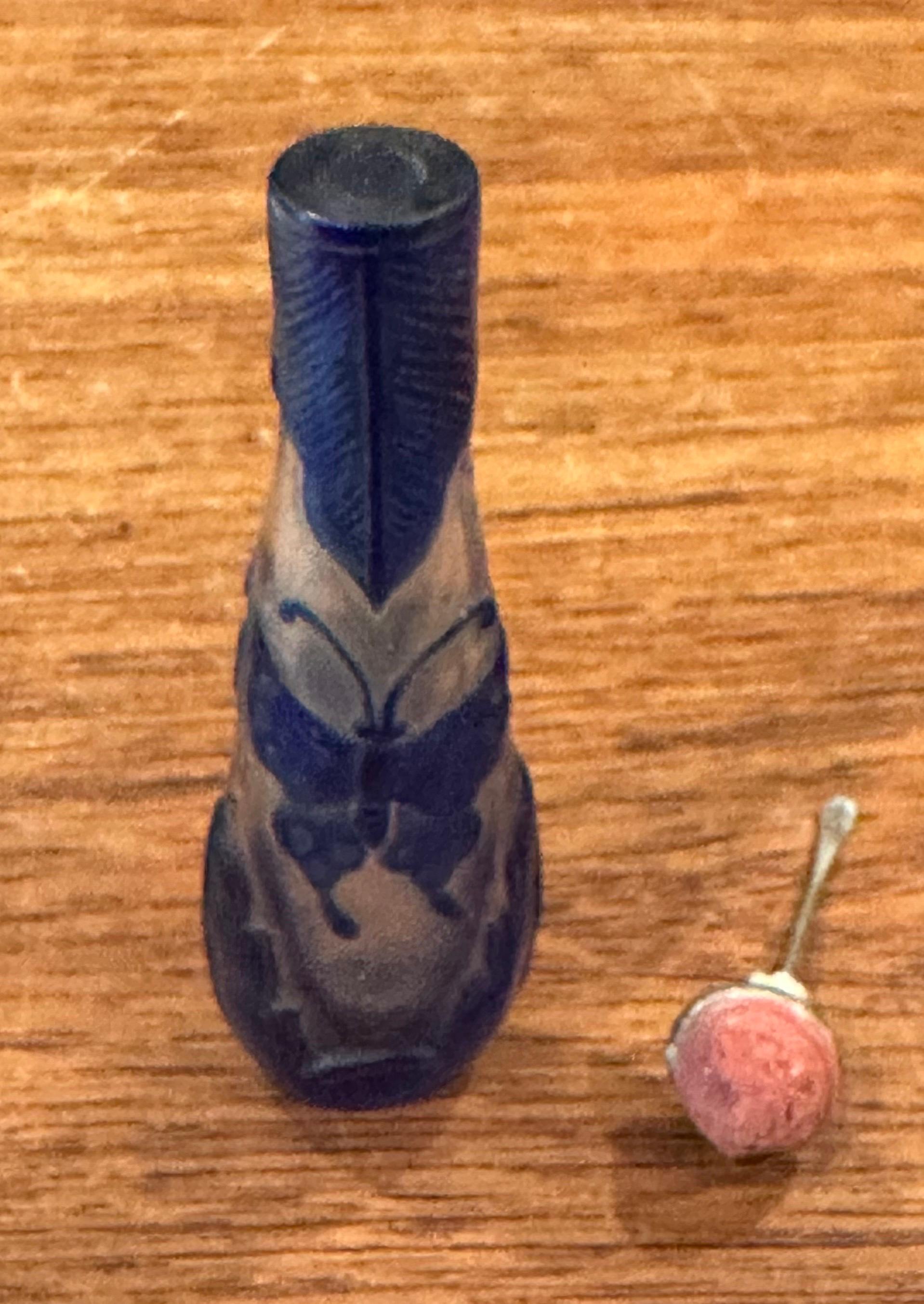 Verre Bouteille à priser chinoise en verre bleu avec relief de papillon en vente