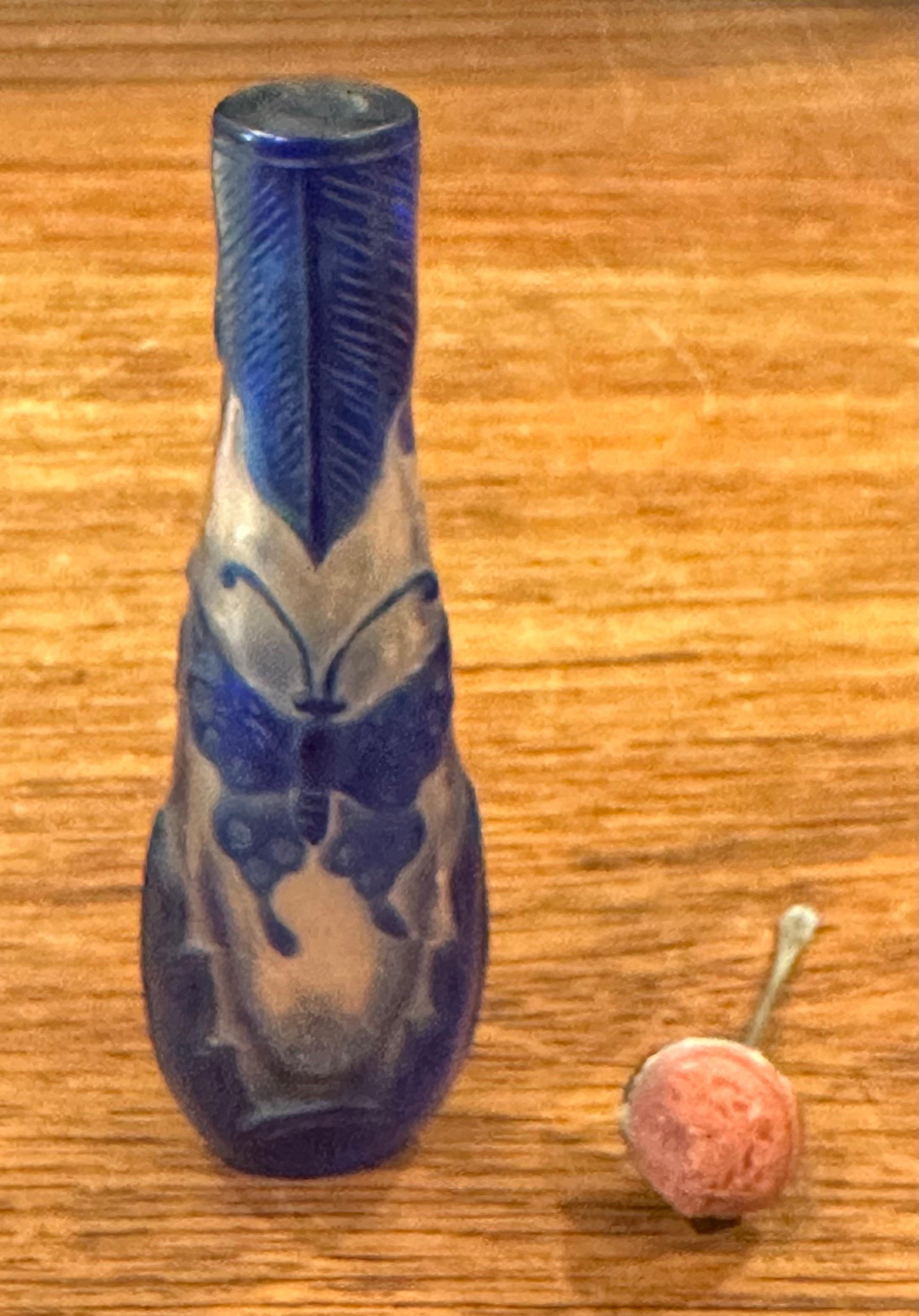 Bouteille à priser chinoise en verre bleu avec relief de papillon en vente 1