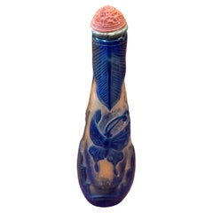 Botella de rapé china vintage de cristal azul con relieve de mariposa