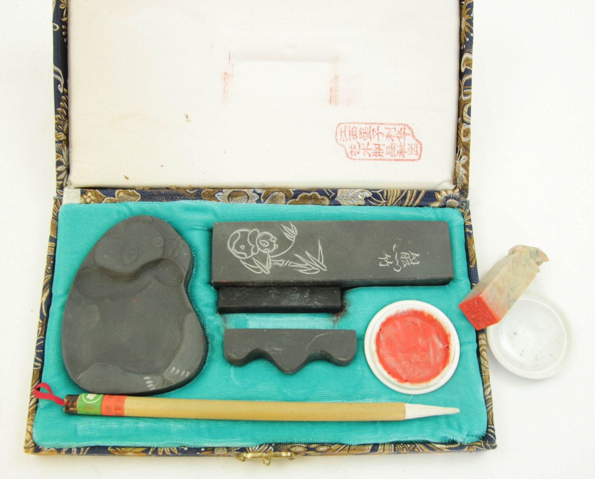 Vintage Chinese Calligraphy Set 7 Stück Set.
Vintage Chinese calligraphy set: Inklusive Marmorsiegelstempel, Stift und Tintenfass.
Der handgeschnitzte chinesische Duan-Tuschestein zur Verwendung mit den Kalligraphie-Tuschestiften mit festem
