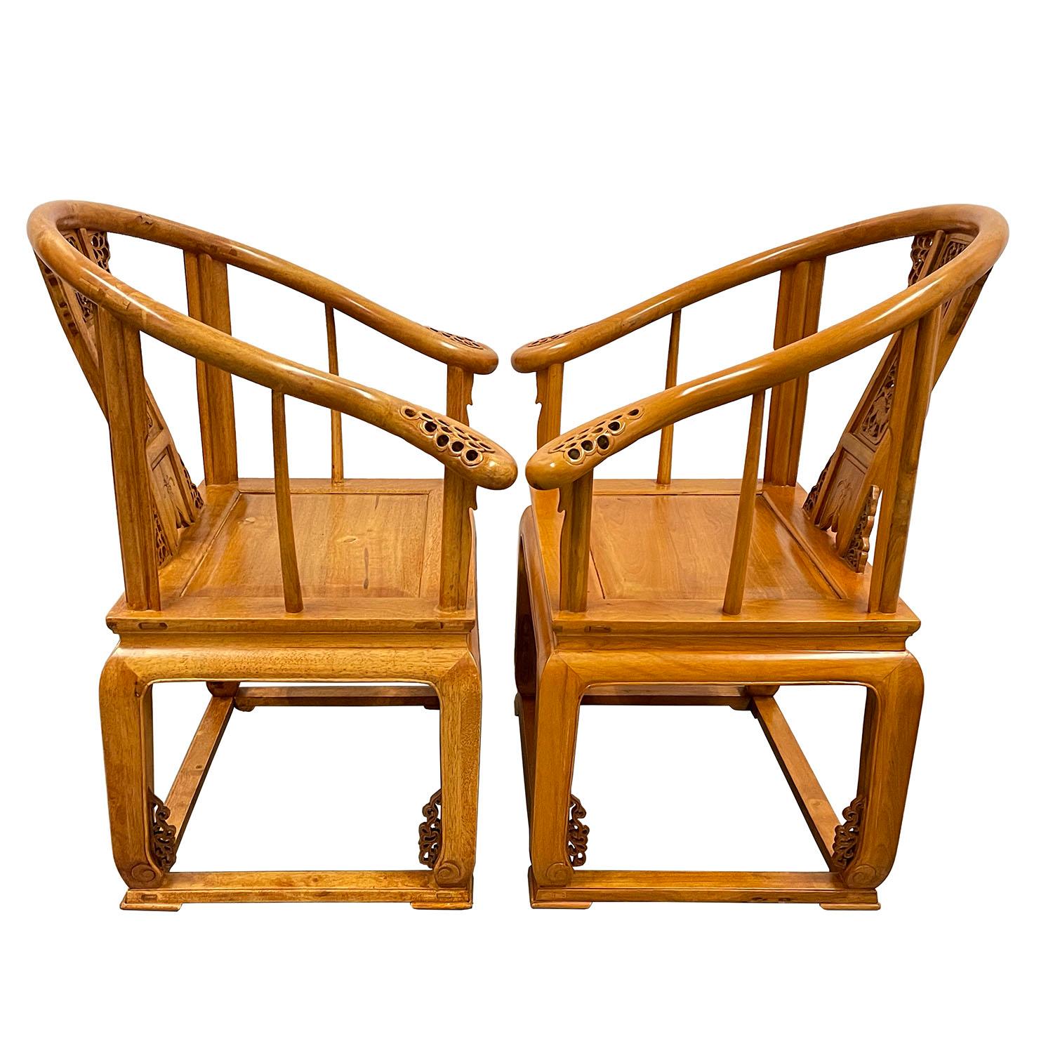Ensemble de fauteuils vintage chinois sculptés en bois de campagne à dossier en fer à cheval en vente 3