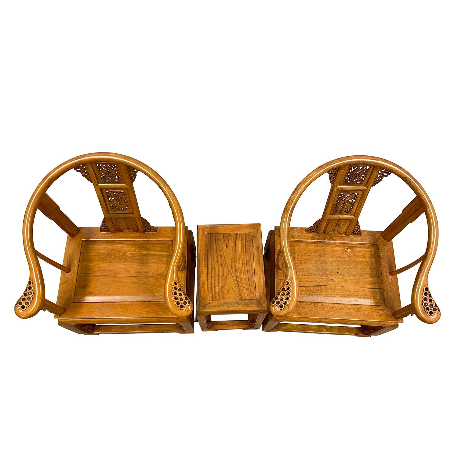 20ième siècle Ensemble de fauteuils vintage chinois sculptés en bois de campagne à dossier en fer à cheval en vente
