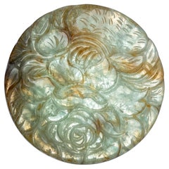 Colgante vintage chino con placa de jade celadón tallado con motivos florales: peonía y rosa
