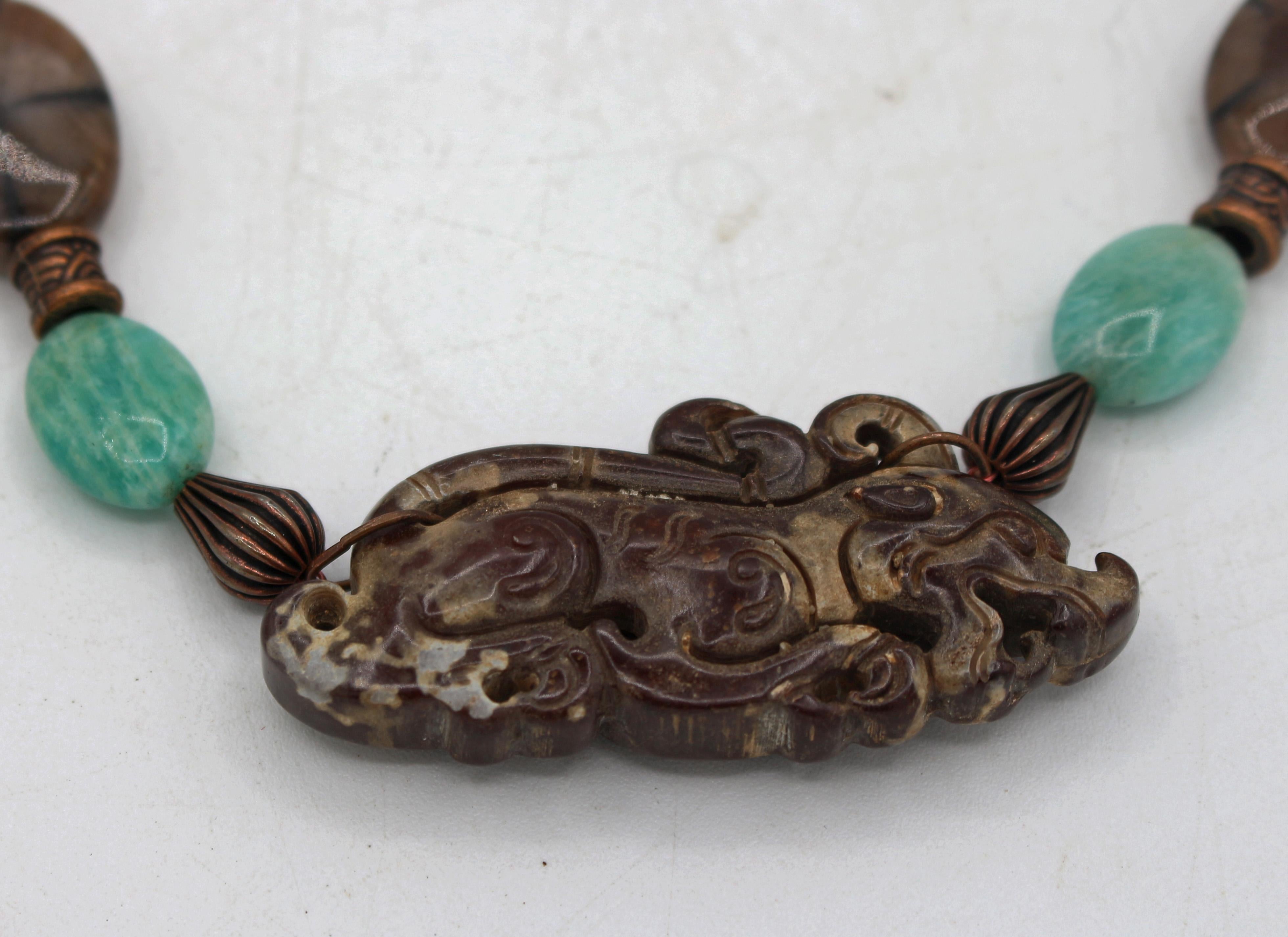 Sculpté Vintage Chinese Carved Dragon Pendant & Copper Beads Necklace en vente