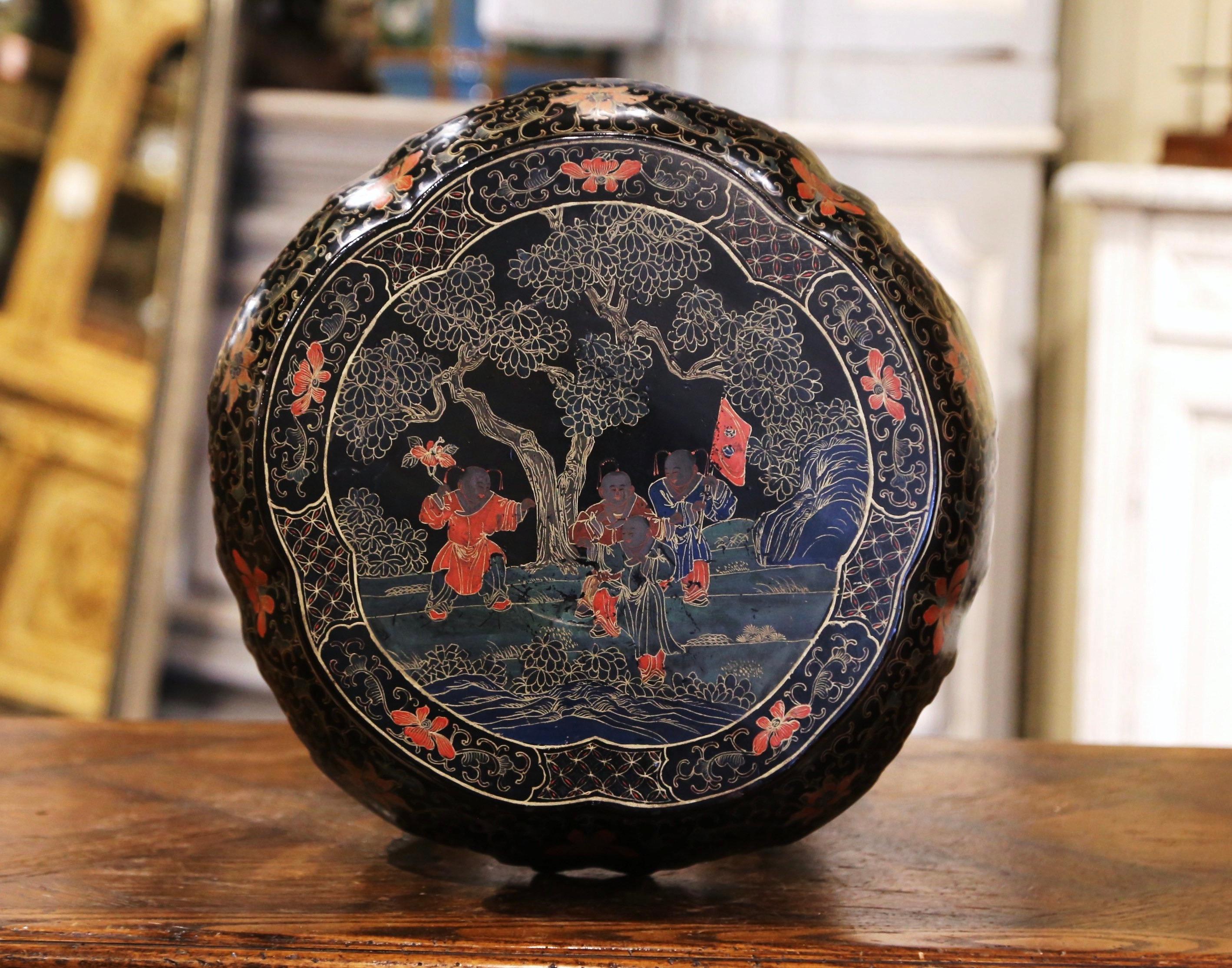 Vintage Chinese Carved Hand Painted Barrel Circular Garden Stool or Table In Excellent Condition In Dallas, TX