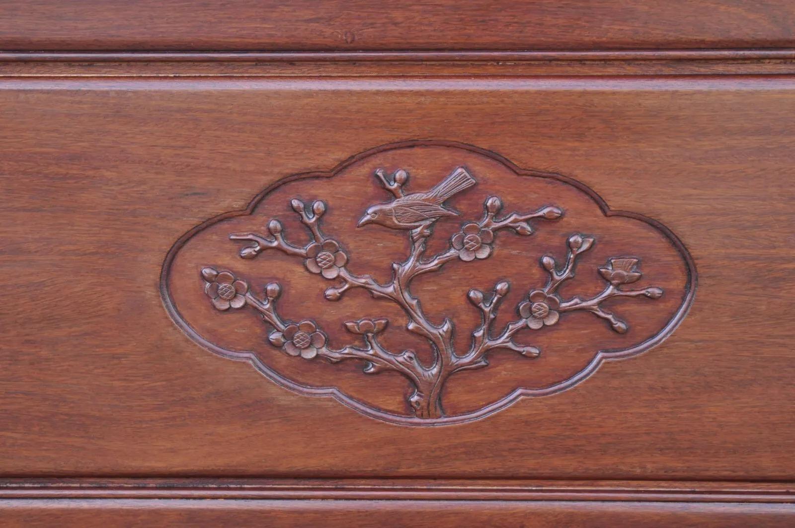 Console de bar à liqueur chinoise sculptée en bois dur avec miroirs en vente 5