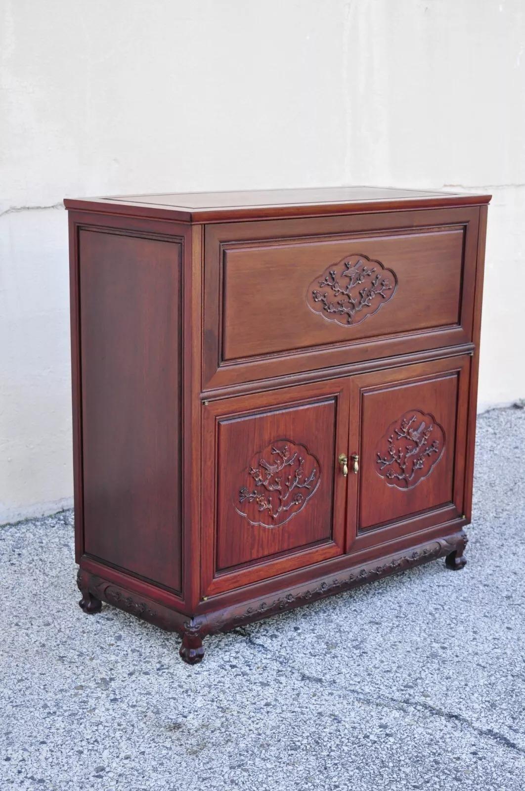 Vintage Chinese Hardwood Sculved Bar Liquor Cabinet Console with Mirrors. Détails : Plateau élévateur, intérieur en miroir, construction en bois massif, beau grain de bois, détails joliment sculptés, 2 portes battantes, très bel objet vintage, style