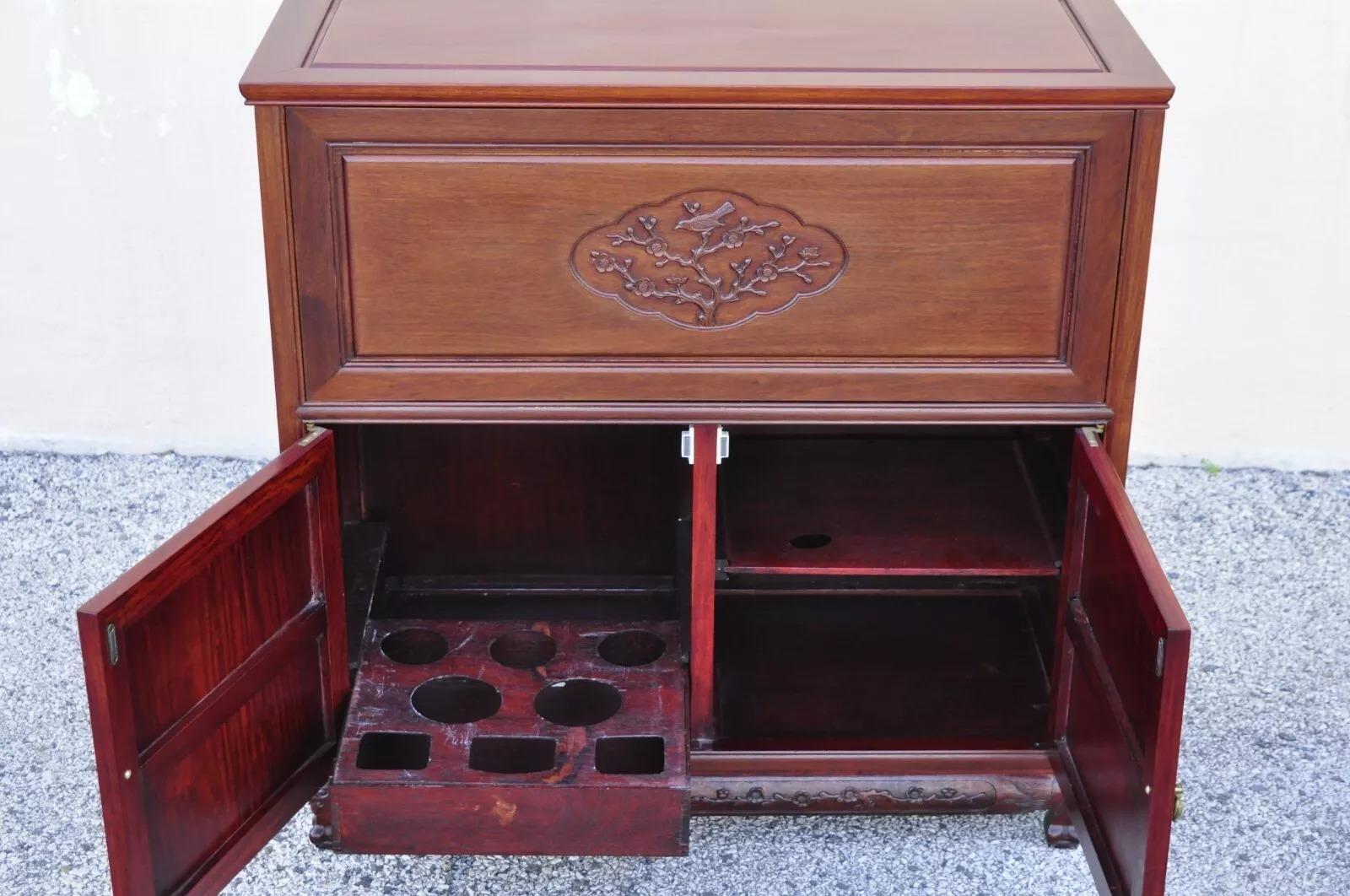 Autre Console de bar à liqueur chinoise sculptée en bois dur avec miroirs en vente