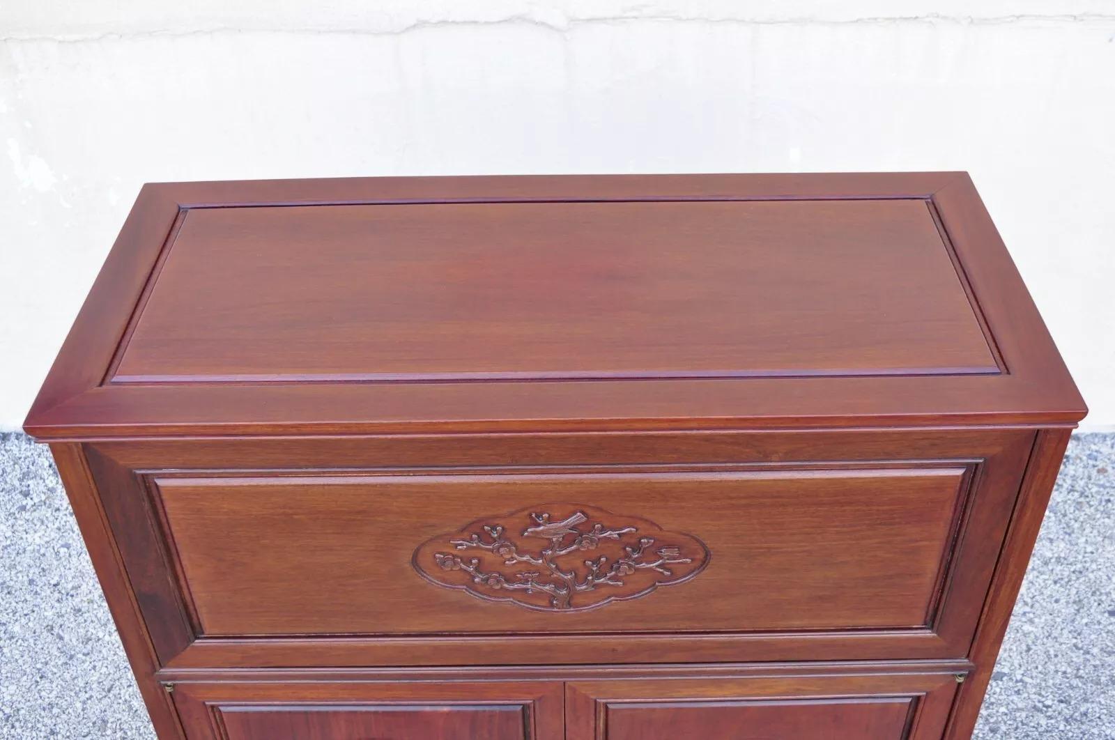 20ième siècle Console de bar à liqueur chinoise sculptée en bois dur avec miroirs en vente
