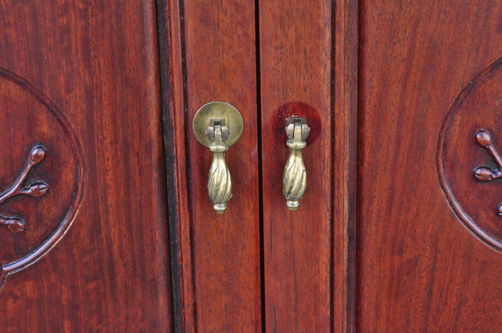 Vieille console de bar à liqueur en bois dur sculpté chinois avec miroirs en vente 4