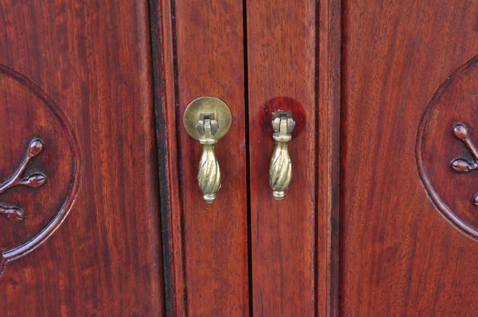 Console de bar à liqueur chinoise sculptée en bois dur avec miroirs en vente 2