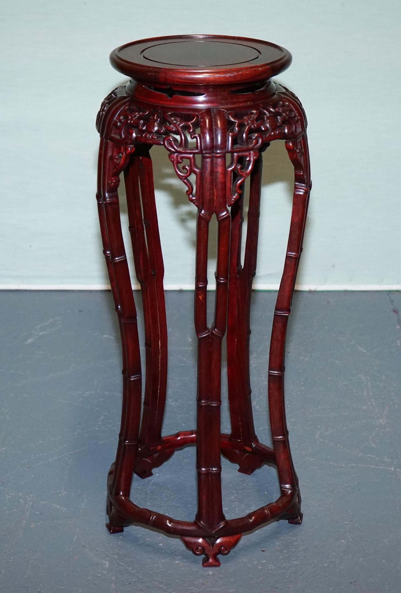 Legno massiccio VINTAGE CHINESE CARVED HARDWOOD PLANT PEDESTAL BAMBOO MOTiF SHANGHAI TRADEMARK in vendita