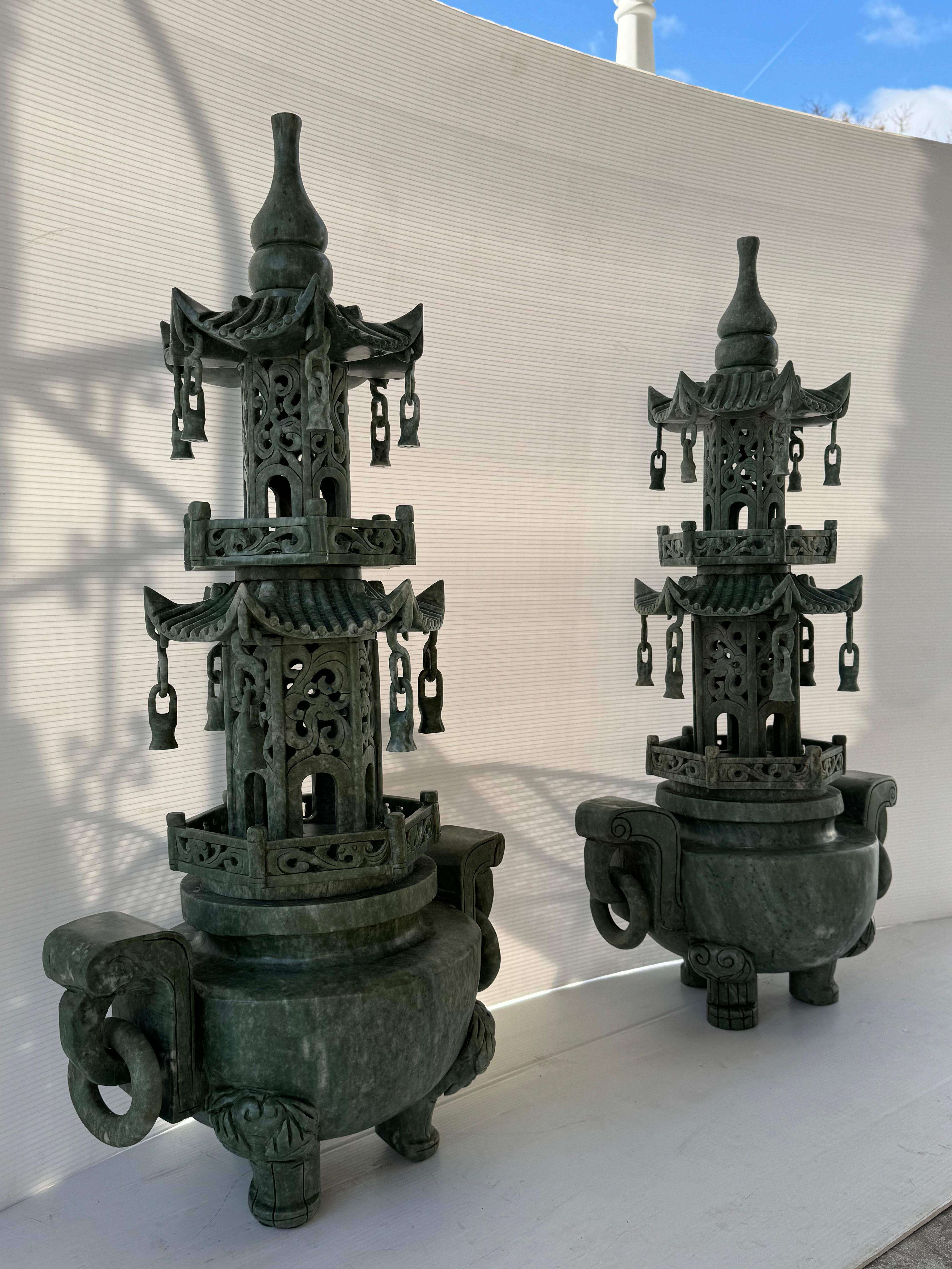 Metà XX secolo Vintage Chinese Carved Stone Jade 3 Tier Pagoda Palace Lantern Tower-a Pair in vendita