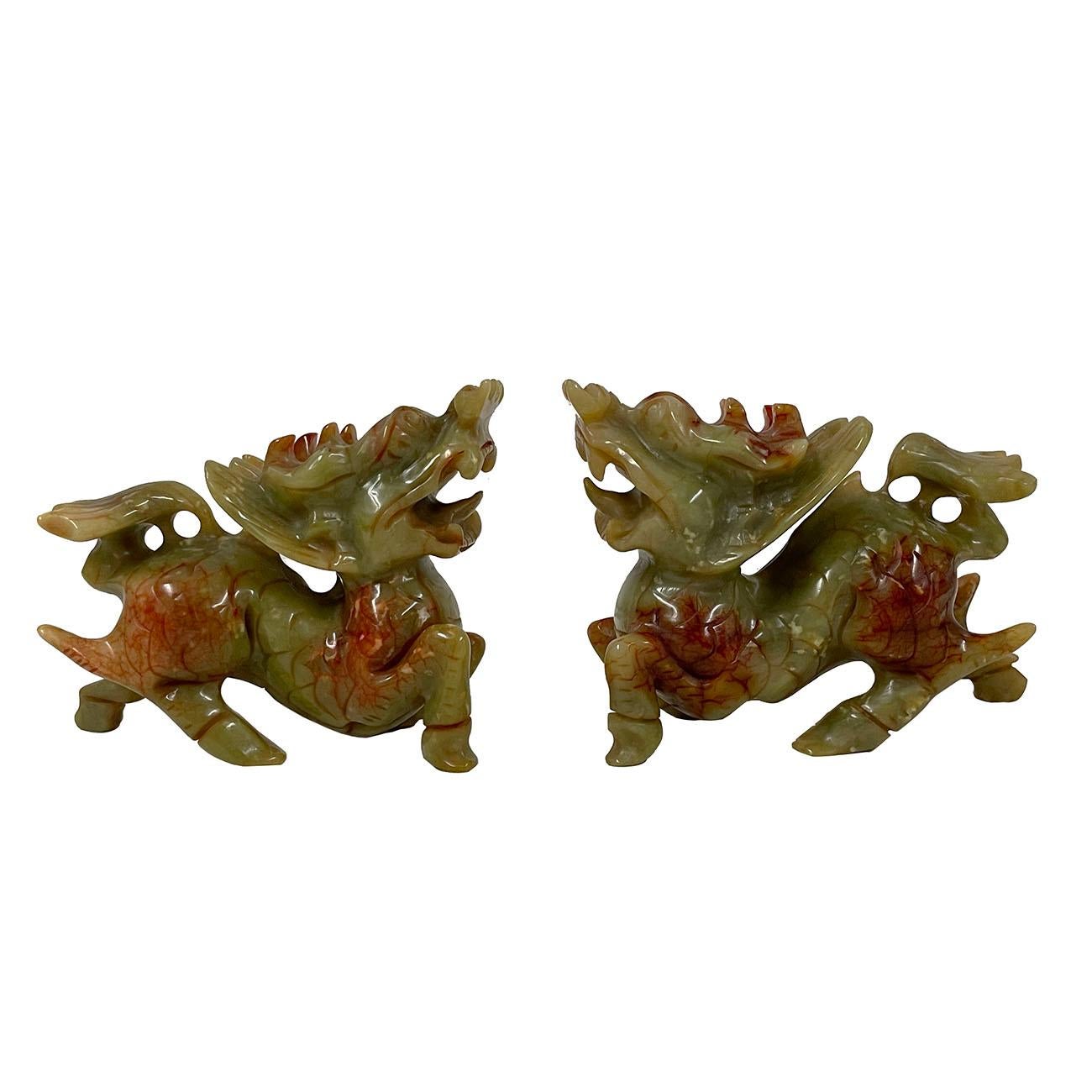 Mira este par de originales estatuas Kilim de jade talladas a mano. Te traen Felicidad y Riqueza en la cultura china. Como puedes ver en las fotos, están en muy buenas condiciones y muestran trabajos artesanales muy detallados en ellas. No pierdas