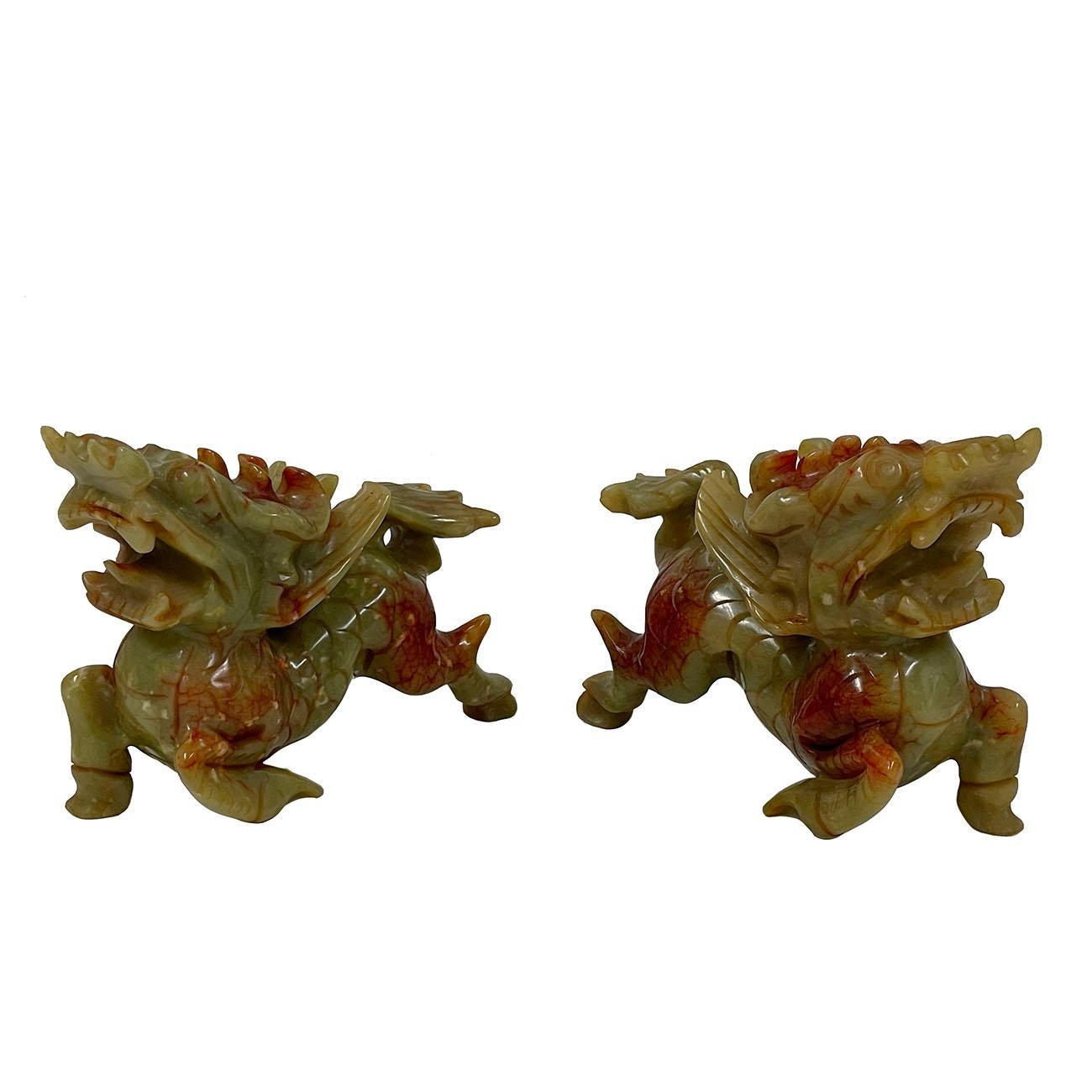 Estatuas chinas vintage de jade tallado Kilim - un par Exportación china en venta
