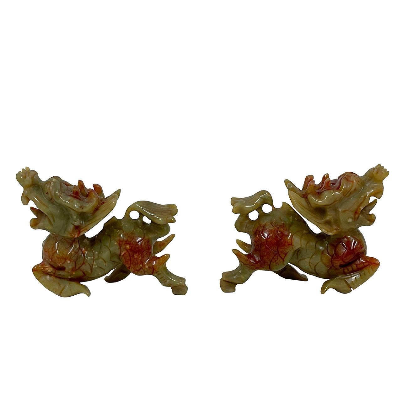 Estatuas chinas vintage de jade tallado Kilim - un par Chino en venta