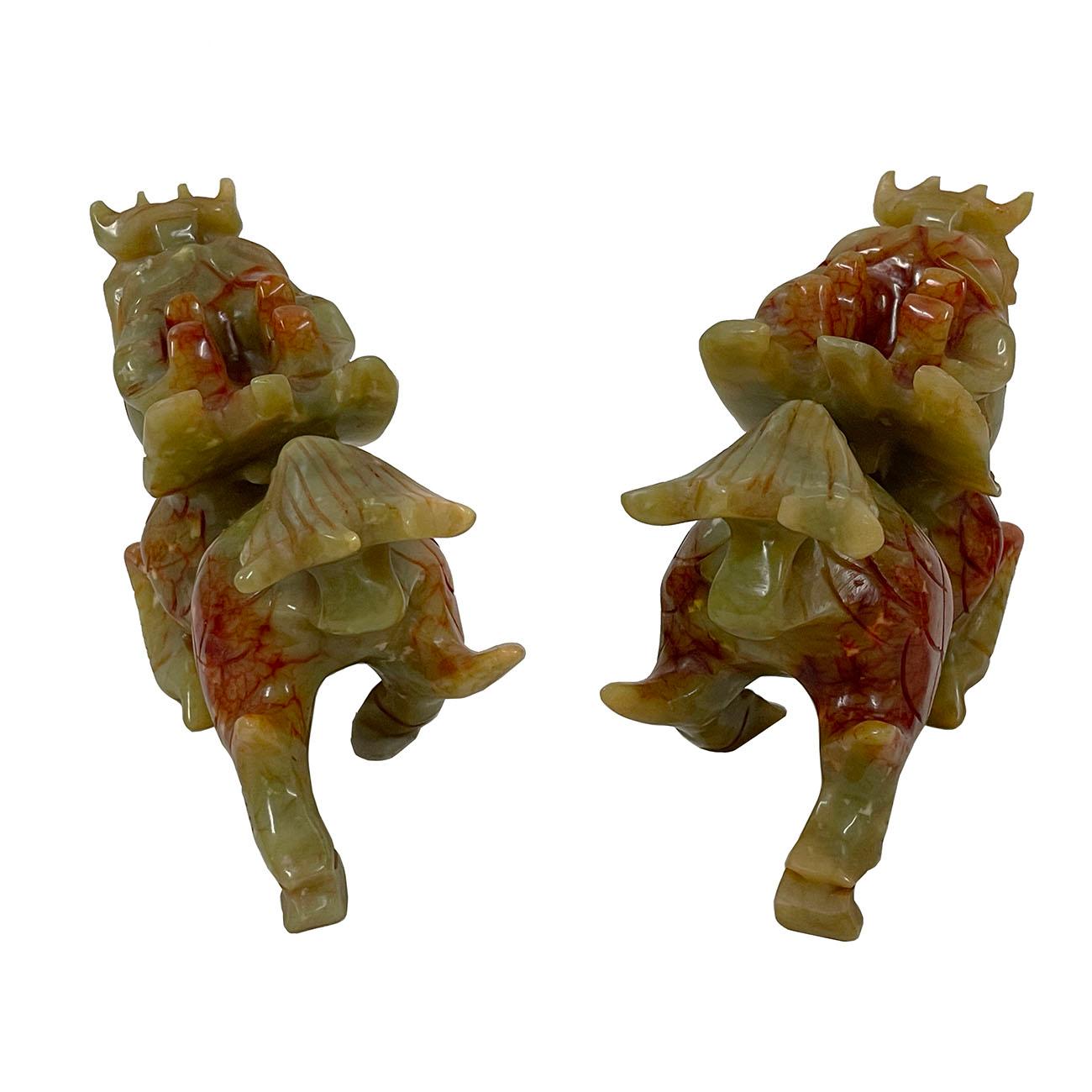 Estatuas chinas vintage de jade tallado Kilim - un par Tallado a mano en venta