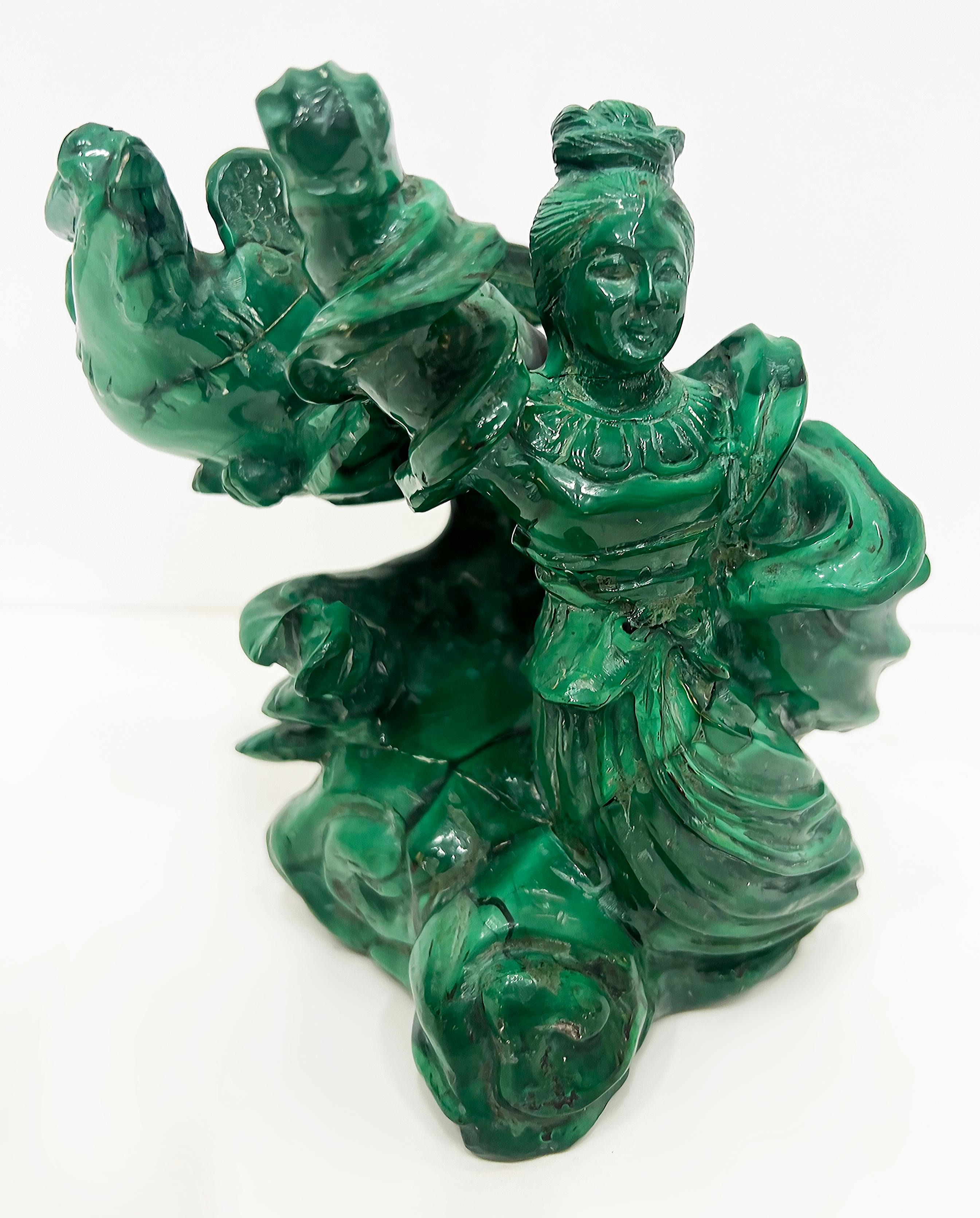 20ième siècle Statue chinoise vintage Guan Yin en malachite sculptée, entourée d'un oiseau Phoenix  en vente