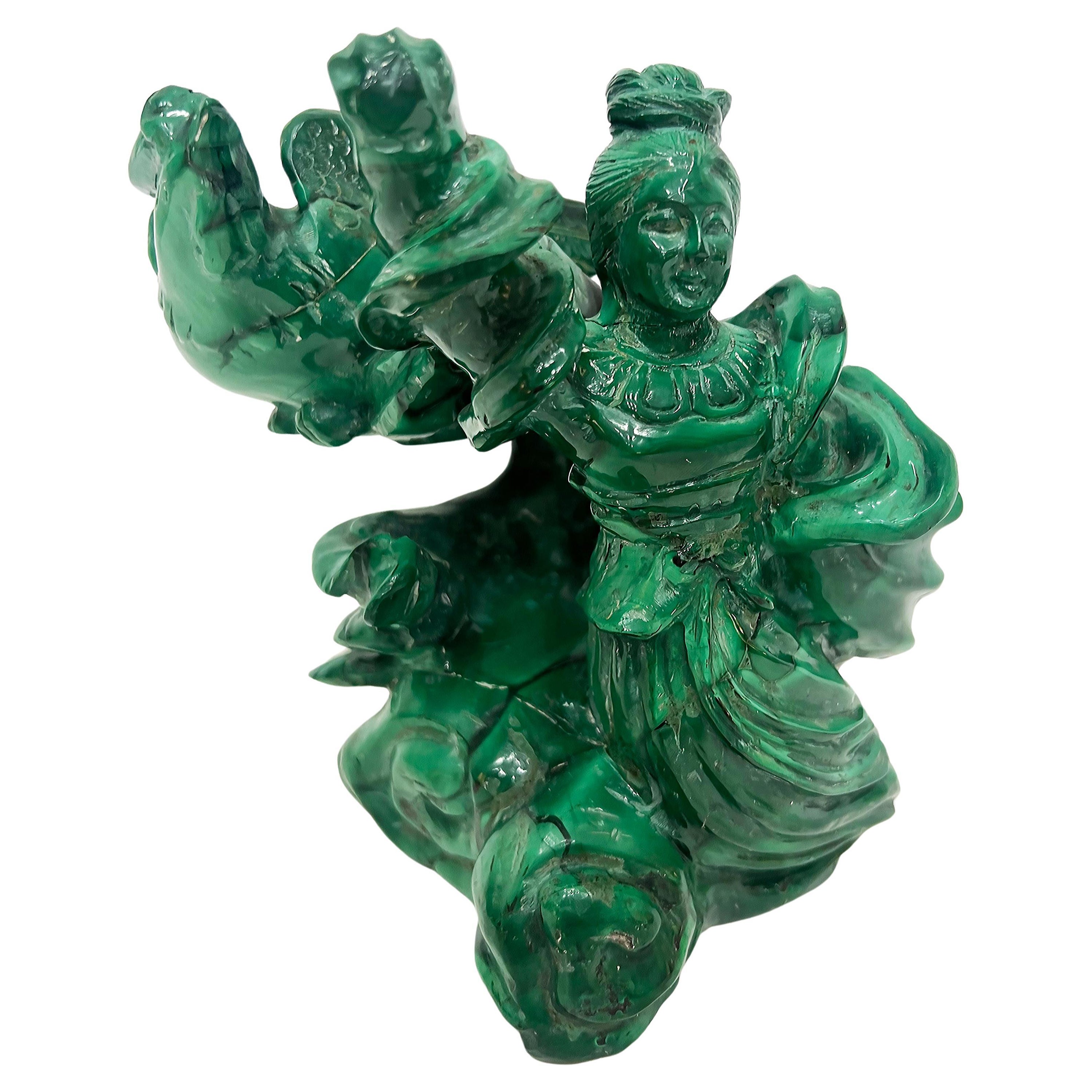 Statua cinese d'epoca in malachite intagliata di Guan Yin, uccello fenice che la circonda in vendita