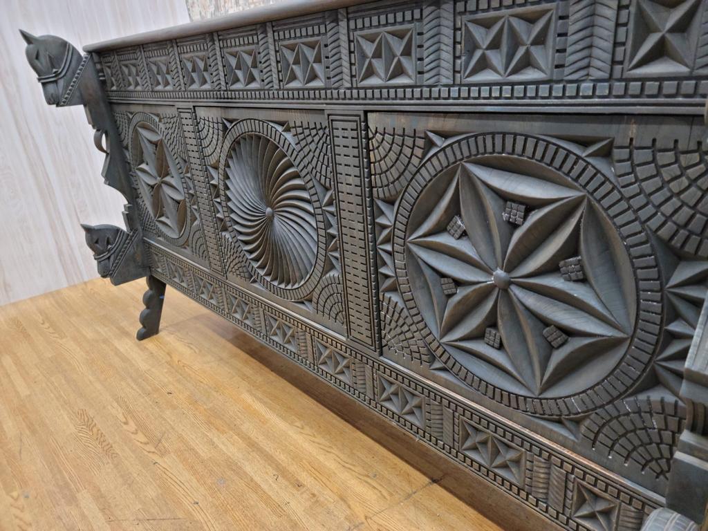 Vintage Chinese Carved Ornate Elmwood Sideboard mit Pferdemotiven im Angebot 5
