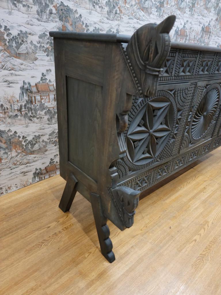 Vintage Chinese Carved Ornate Elmwood Sideboard mit Pferdemotiven (Rustikal) im Angebot