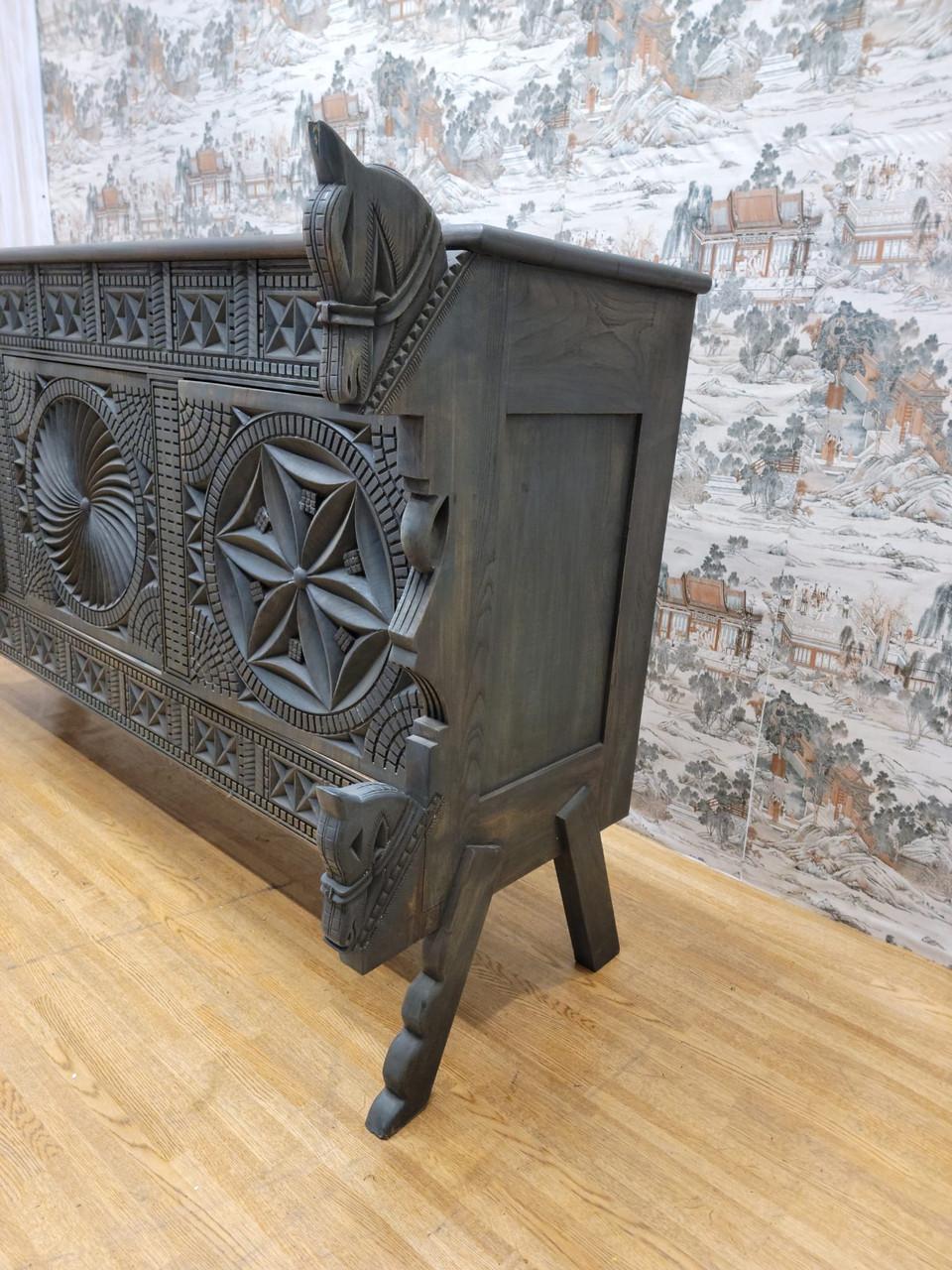 Vintage Chinese Carved Ornate Elmwood Sideboard mit Pferdemotiven (Ulmenholz) im Angebot